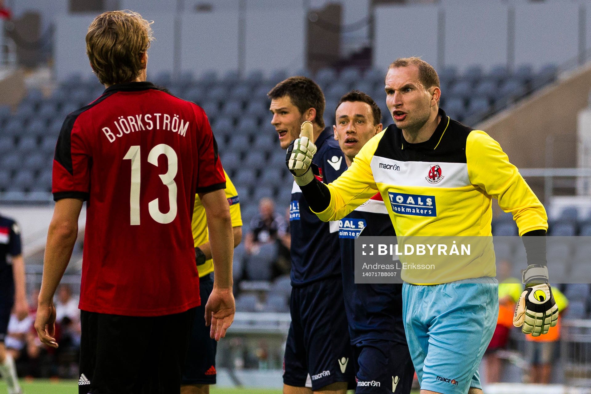 Crusaders målvakt Sean O'Neill reagerar på