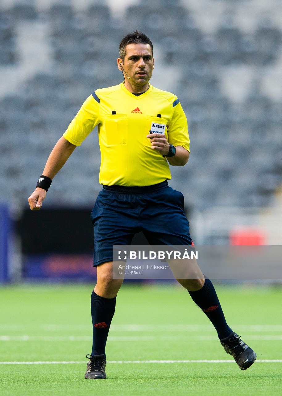 Domare Christos Nicolaides under fotbollsmatchen i kvalet till Europa League mellan Brommapojkarna - Crusaders den 17 juli 2014 i Stockholm.