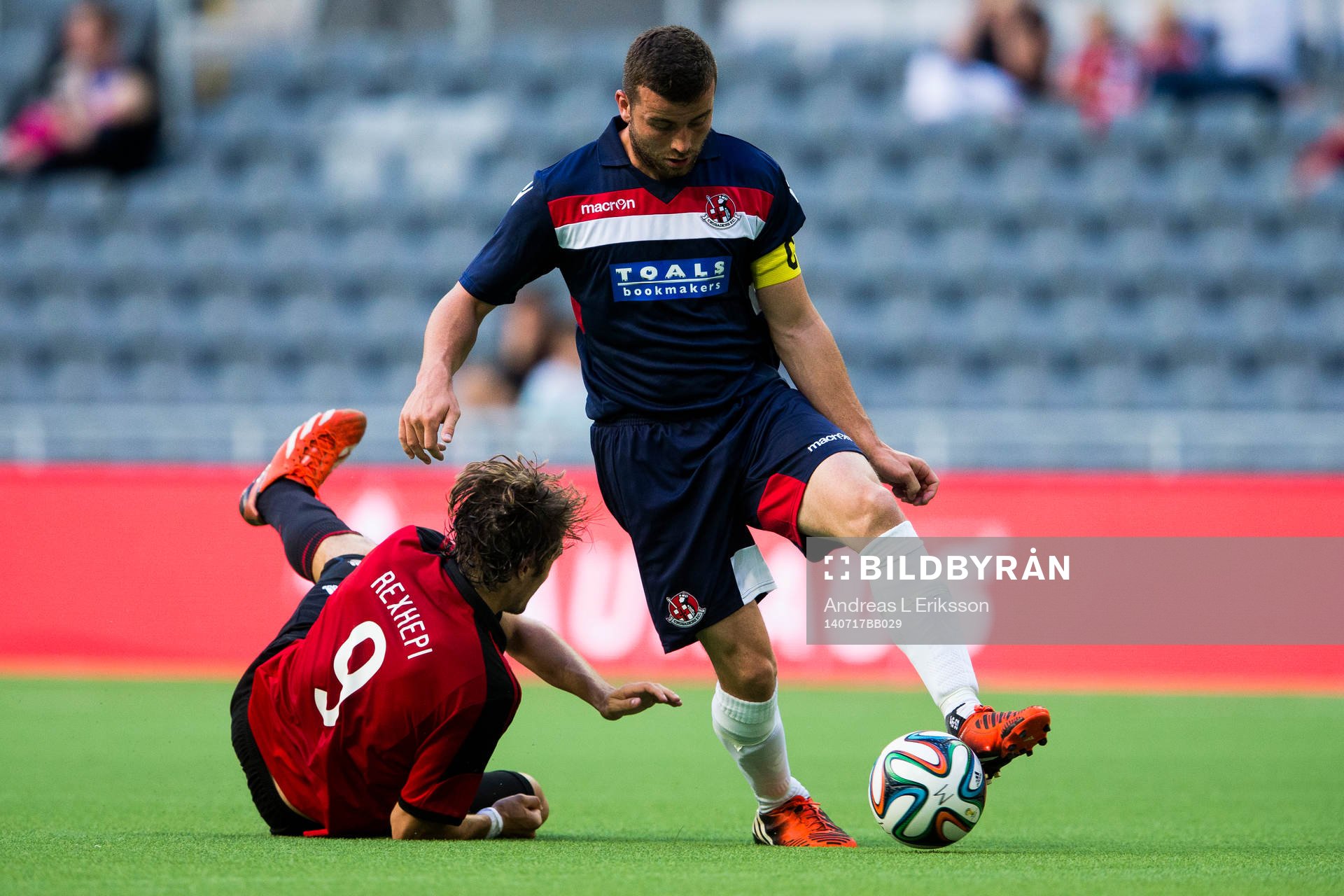 Brommapojkarnas Dardan Rexhepi och Crusaders Colin Coates