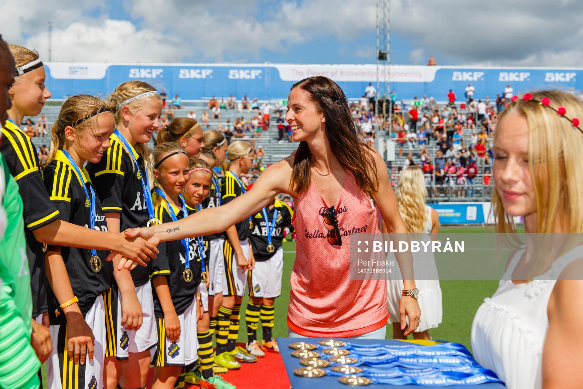 Final i G12 Lotta Chelin delar ut pris  till vinnarna mellan  AIK FF och JSSL Arsenal Singapore under Gothia Cup den 18 juli 2014 i Göteborg .