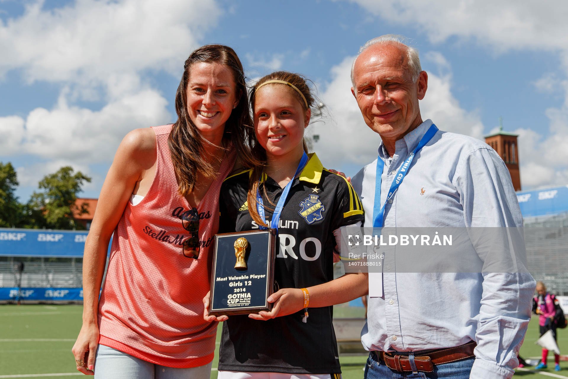 Final i G12 mellan AIK FF och JSSL Arsenal Singapore, matchens bästa spelare får pris av Lotta Schelin och Dennis Andersson under Gothia Cup den 18 juli 2014 i Göteborg .