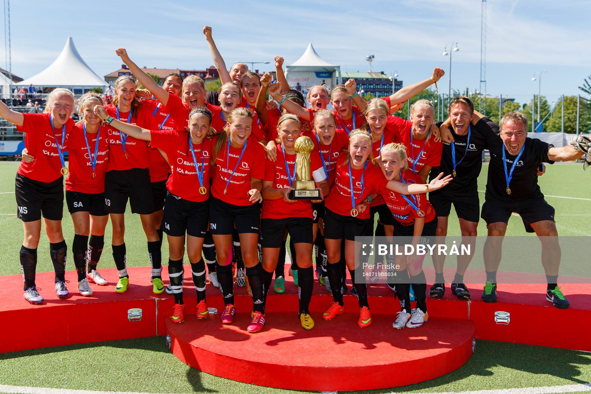 Final i G15 mellan LB07 och Eskilstuna United DFF, LB07 jublar på prispallen under Gothia Cup den 19 juli 2014 i Göteborg .
