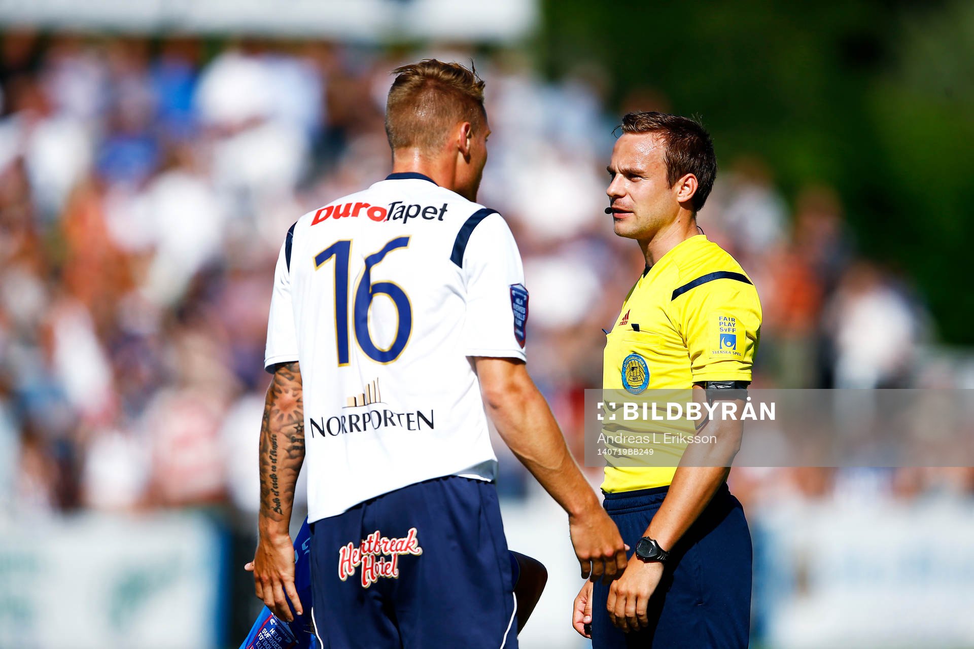 Gefles David Fällman pratar med domare Kristoffer Karlsson under fotbollsmatchen i Allsvenskan mellan Gefle och Halmstad den 19 juli 2014 i Gävle.