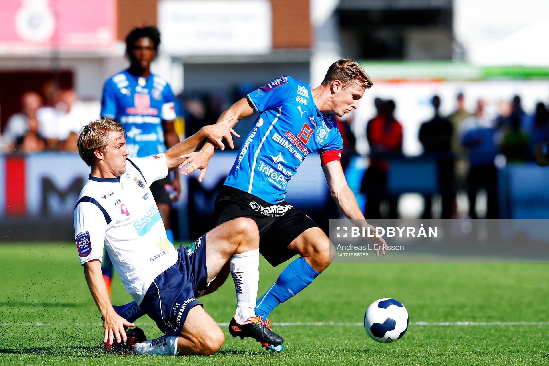 Gefles Johan Oremo och Halmstads Simon Silverholt under fotbollsmatchen i Allsvenskan mellan Gefle och Halmstad den 19 juli 2014 i Gävle.