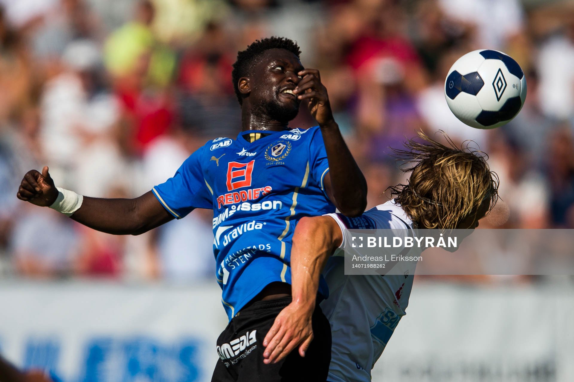 Halmstads King Osei Gyan i en nickduell med Gefles Anders Bååth under fotbollsmatchen i Allsvenskan mellan Gefle och Halmstad den 19 juli 2014 i Gävle.
