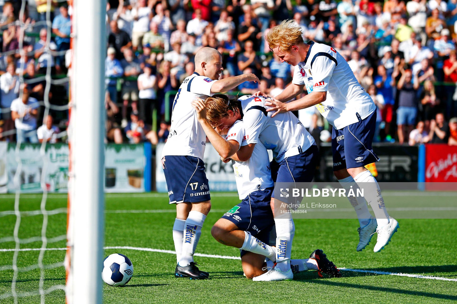 Gefles Johan Oremo (mitten) gör 2-0 och jublar med Jonas