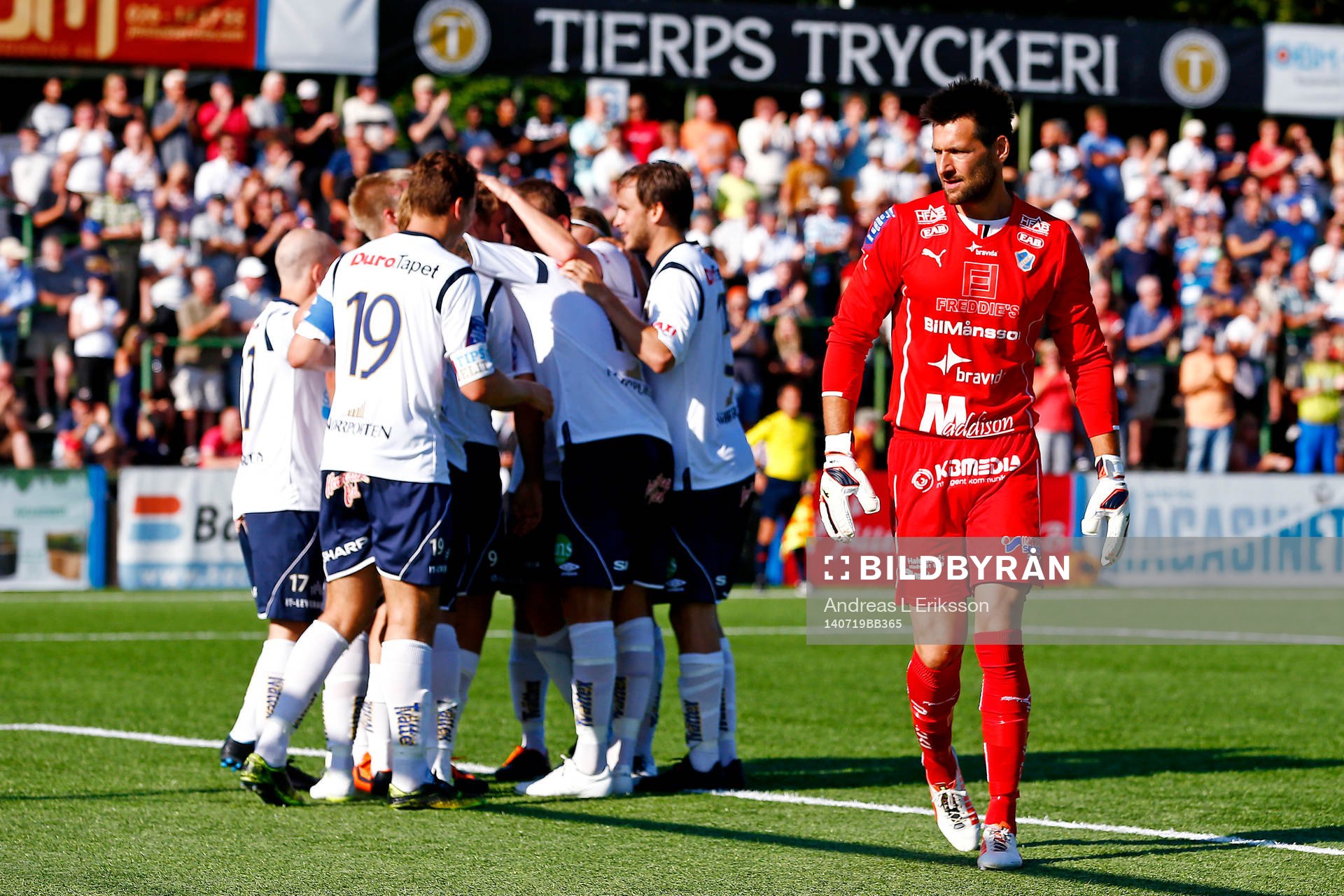 Halmstads målvakt Stojan Lukic deppar medans Gefles