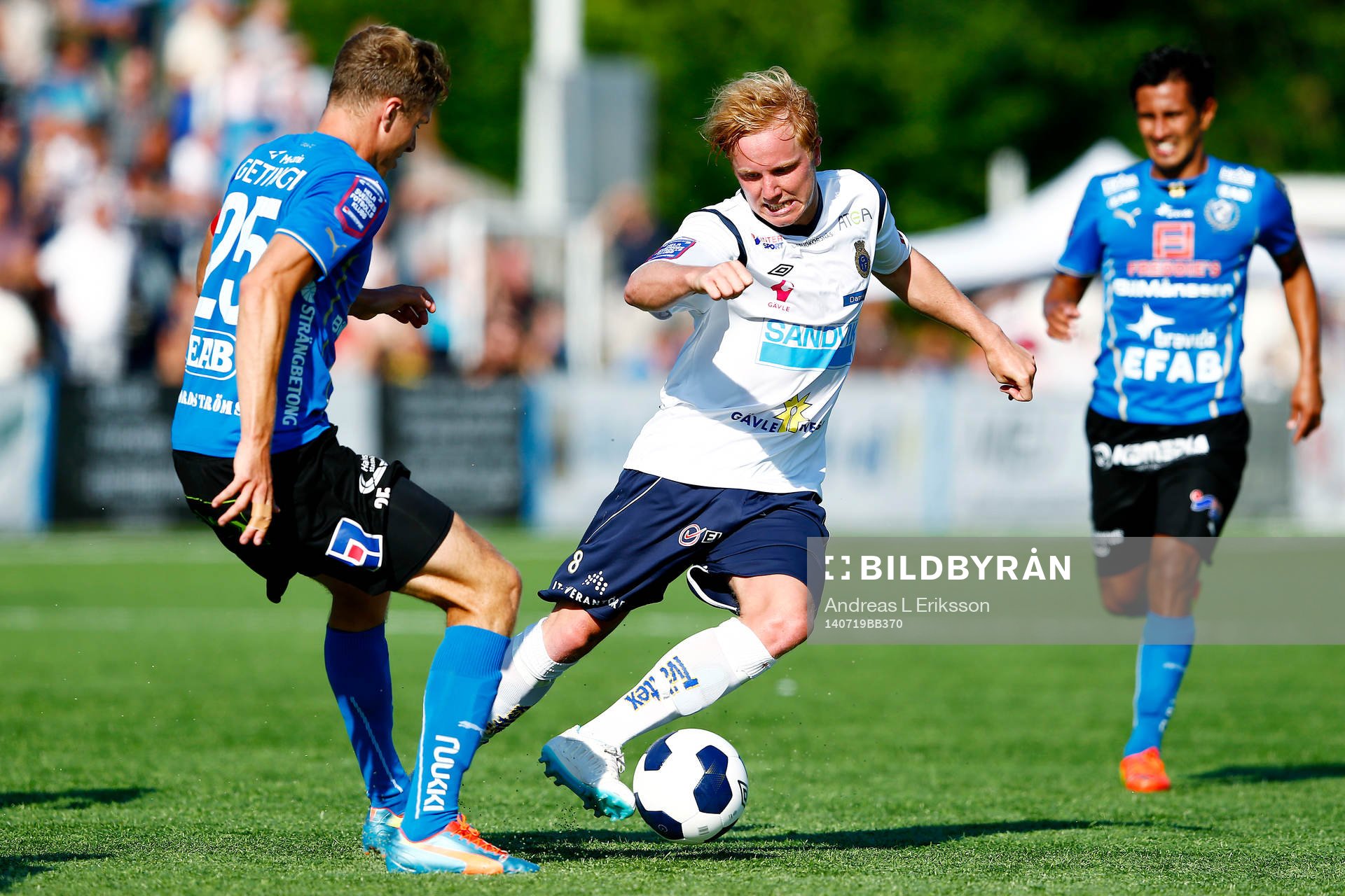 Halmstads Richard Magyar försöker stoppa Gefles Simon