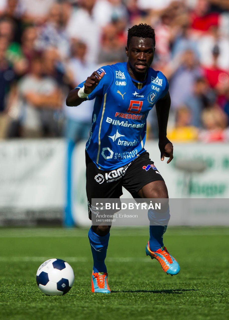 Halmstads King Osei Gyan med bollen