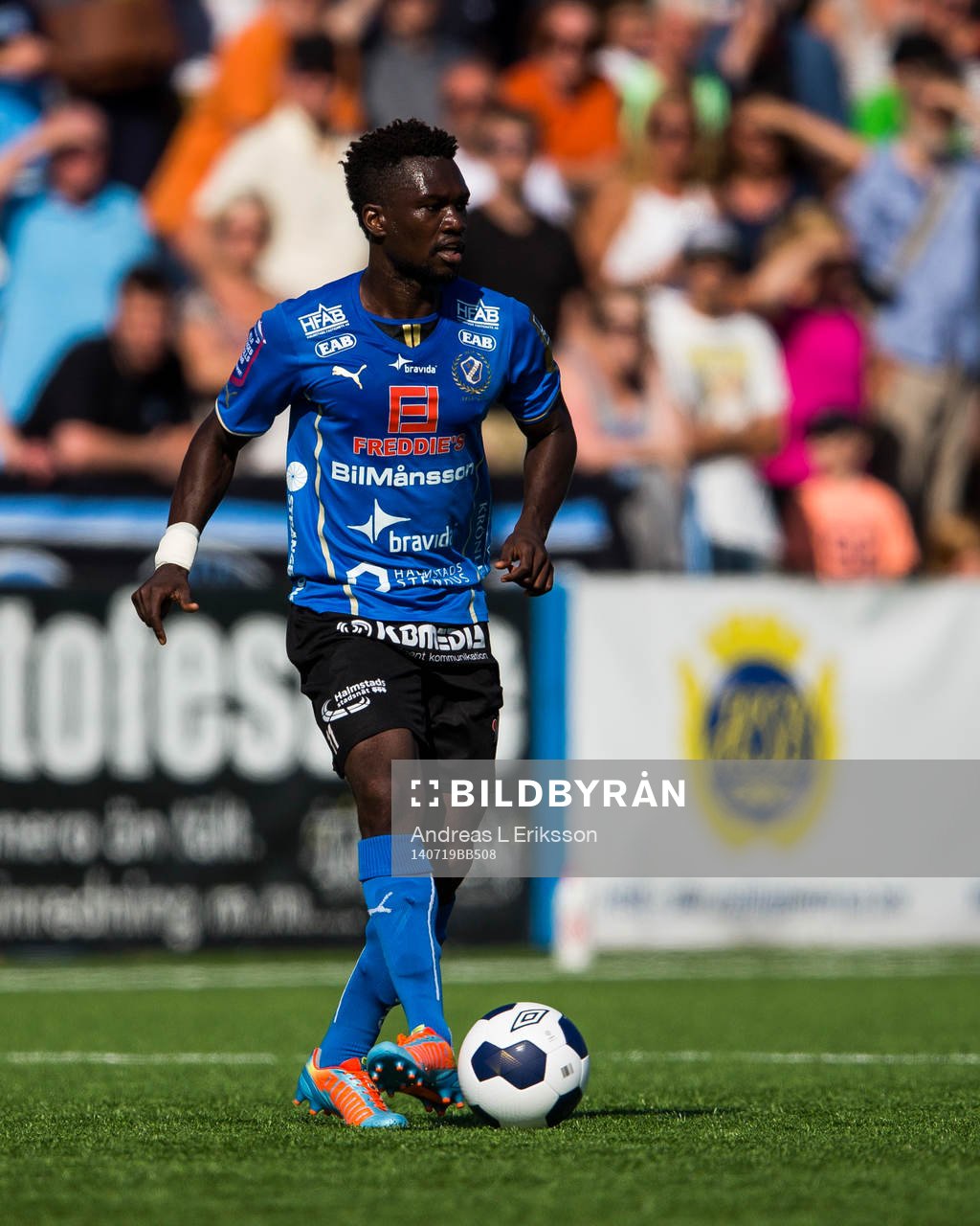 Halmstads King Osei Gyan med bollen under fotbollsmatchen i Allsvenskan mellan Gefle och Halmstad den 19 juli 2014 i Gävle. 