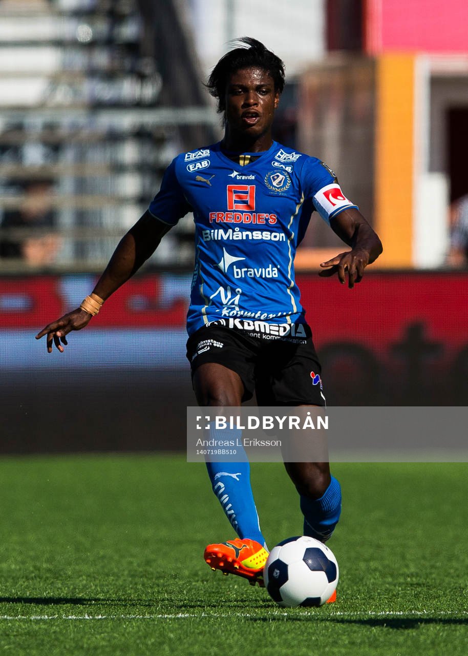 Halmstads Joseph Baffo med bollen