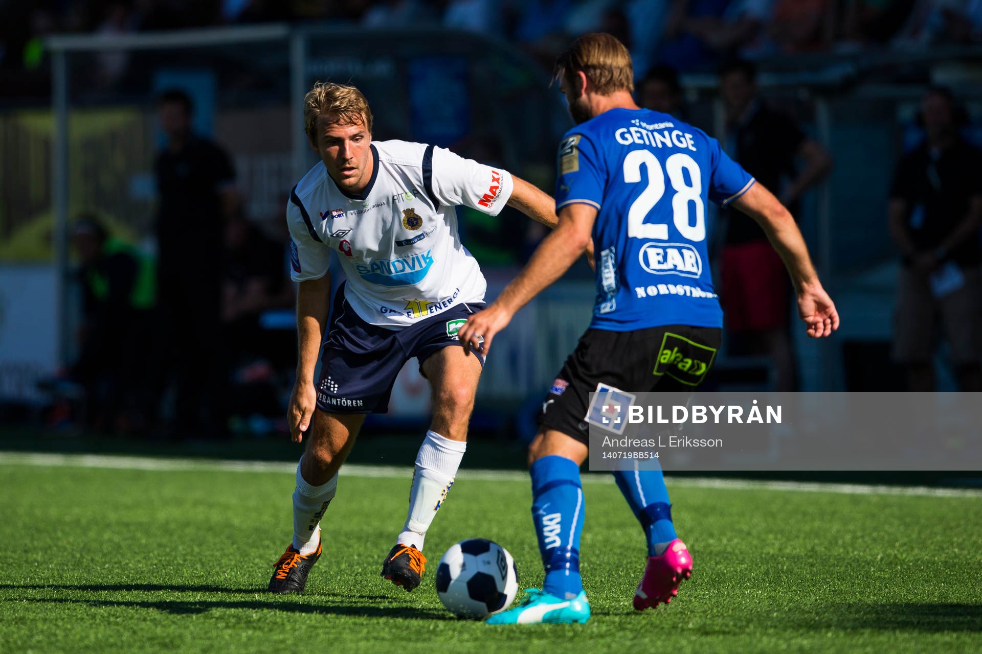 Gefles Johan Oremo i kamp om bollen med Halmstads Jesper