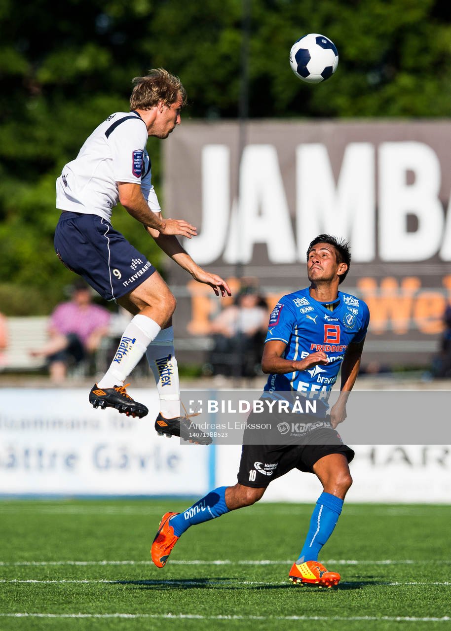 Gefles Johan Oremo med en nick över Halmstads Antonio Rojas under fotbollsmatchen i Allsvenskan mellan Gefle och Halmstad den 19 juli 2014 i Gävle.