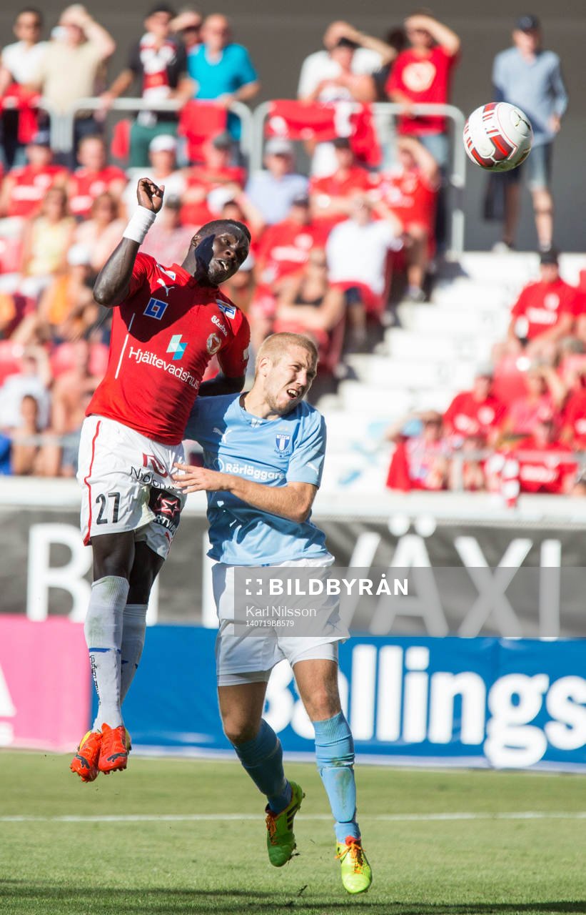 Kalmars Papa Alioune Diouf i en duell med Malmös Anton