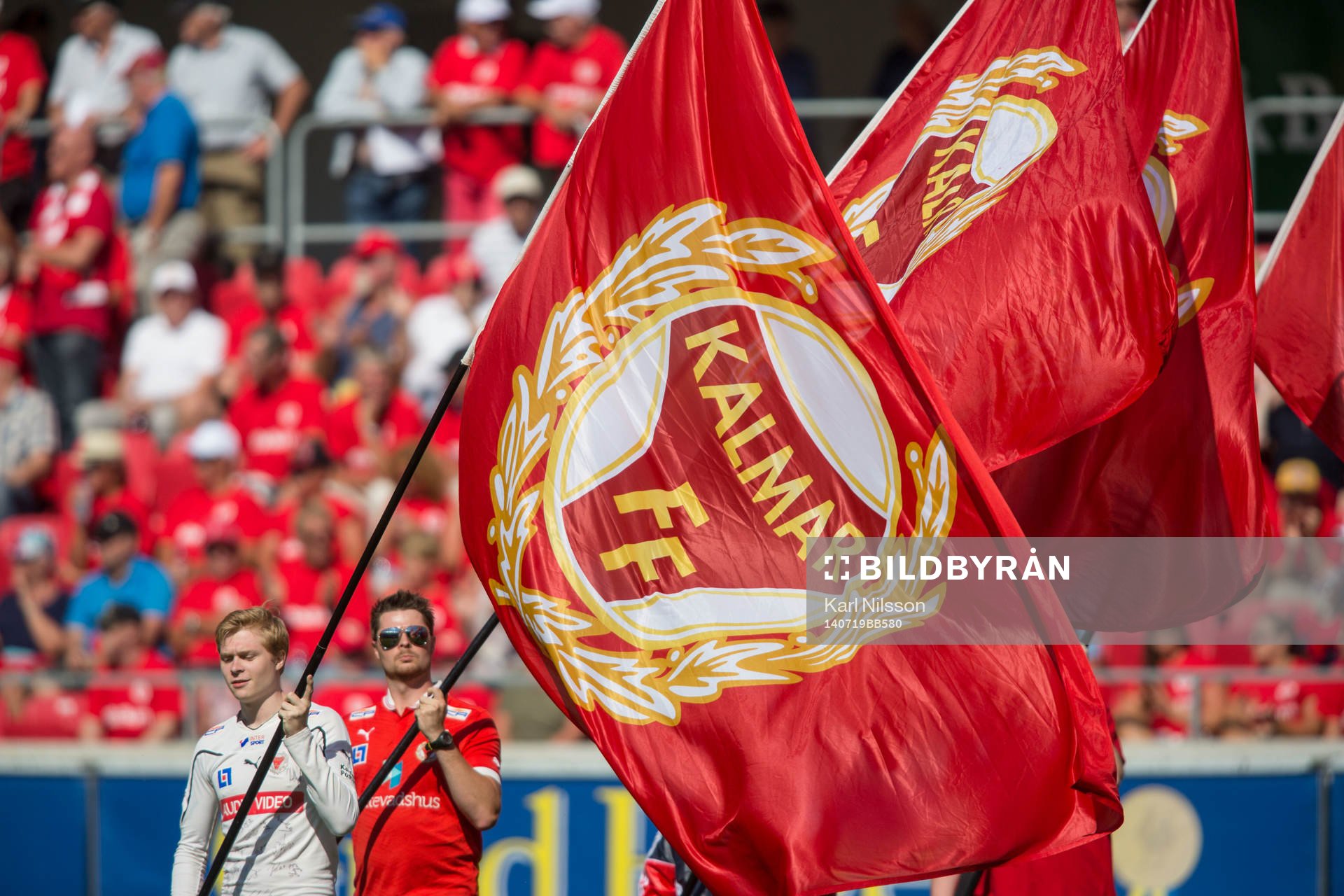 Kalmar FF håller upp flaggor innan fotbollsmatchen i