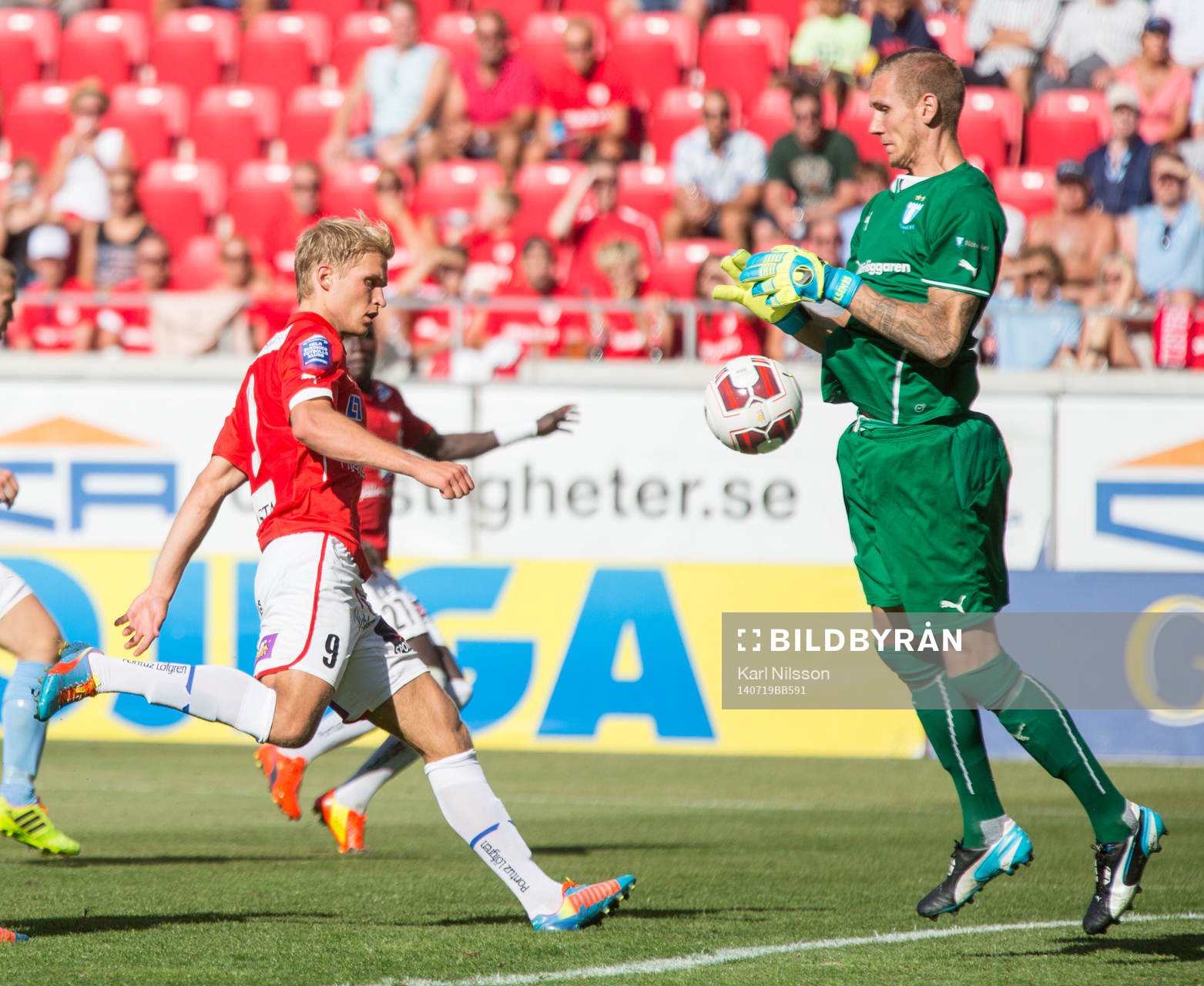 Kalmars Sebastian Andersson och Malmös målvakt Robin Olsen
