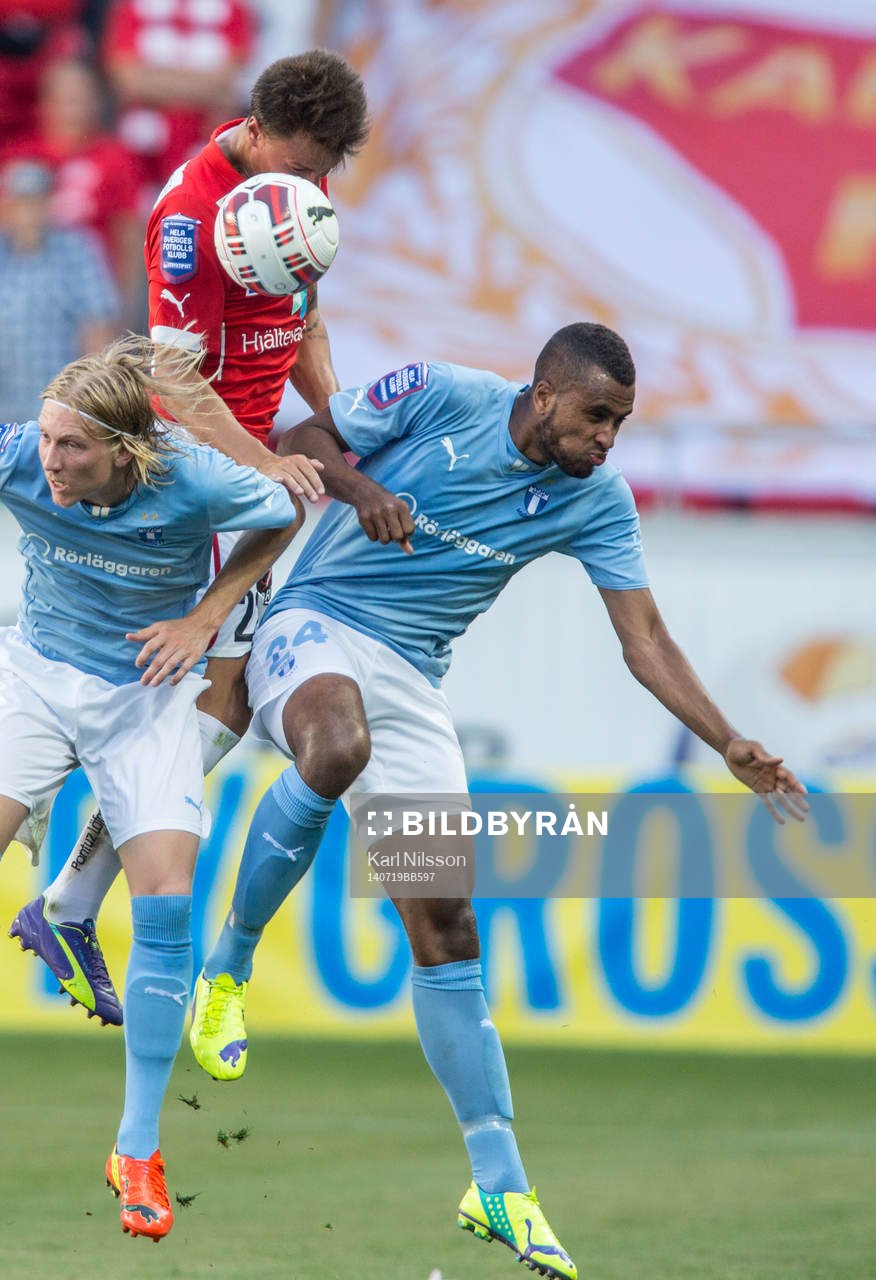 Malmös Markus Halsti och Isaac Kiese Thelin i luftduell med Kalmars Melker Hallberg under fotbollsmatchen i Allsvenskan mellan Kalmar och Malmö den 19 juli 2014 i Kalmar.