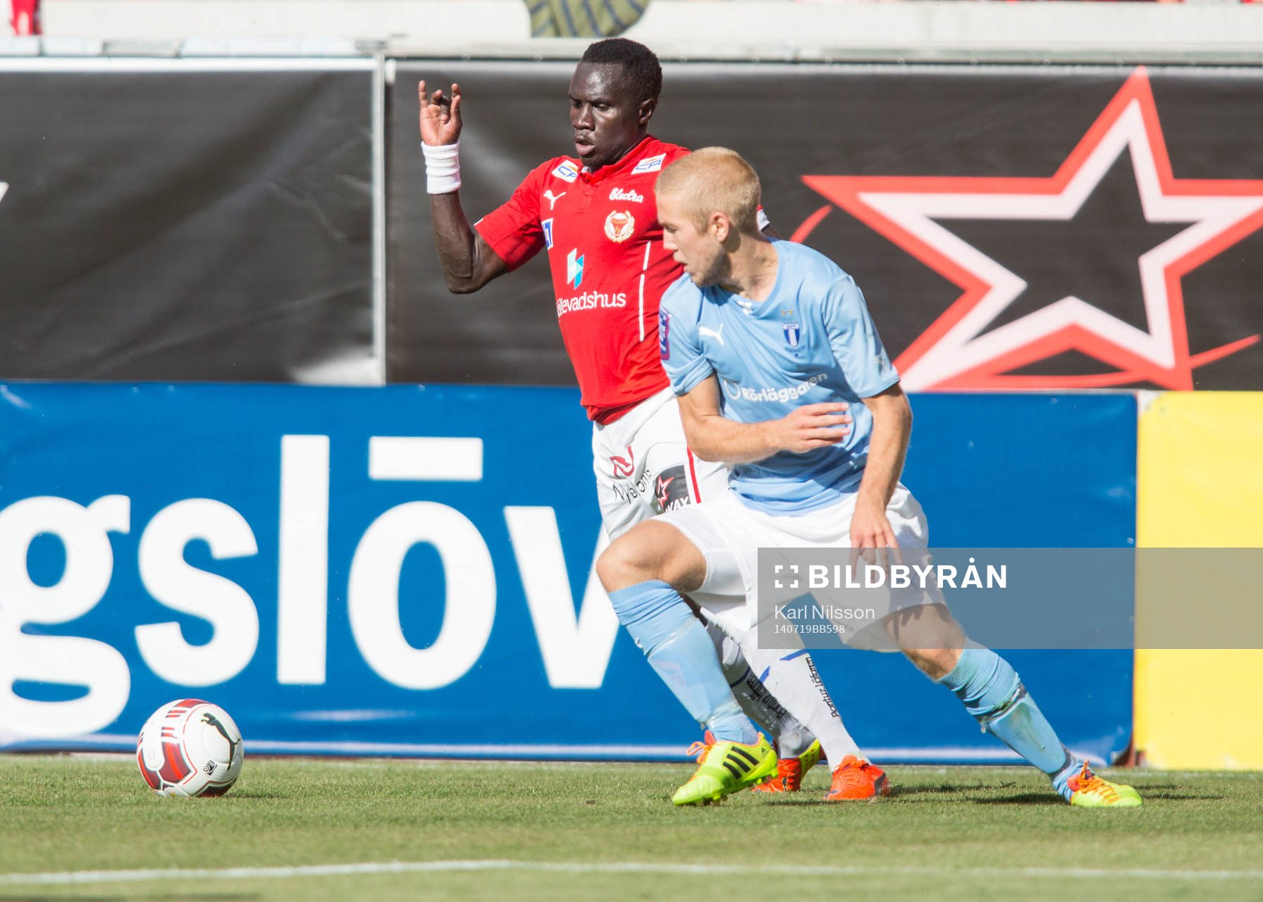 Kalmars Papa Alioune Diouf och Malmös Anton Tinnerholm under fotbollsmatchen i Allsvenskan mellan Kalmar och Malmö den 19 juli 2014 i Kalmar.