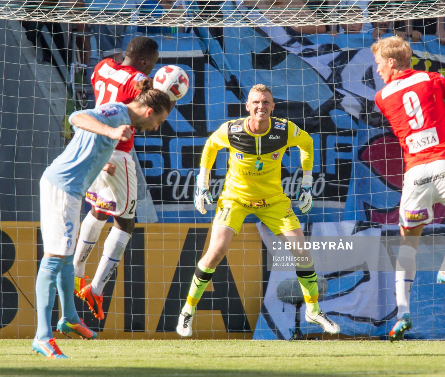 Malmös Matias Concha och Kalmars målvakt Lars Cramer under fotbollsmatchen i Allsvenskan mellan Kalmar och Malmö den 19 juli 2014 i Kalmar.