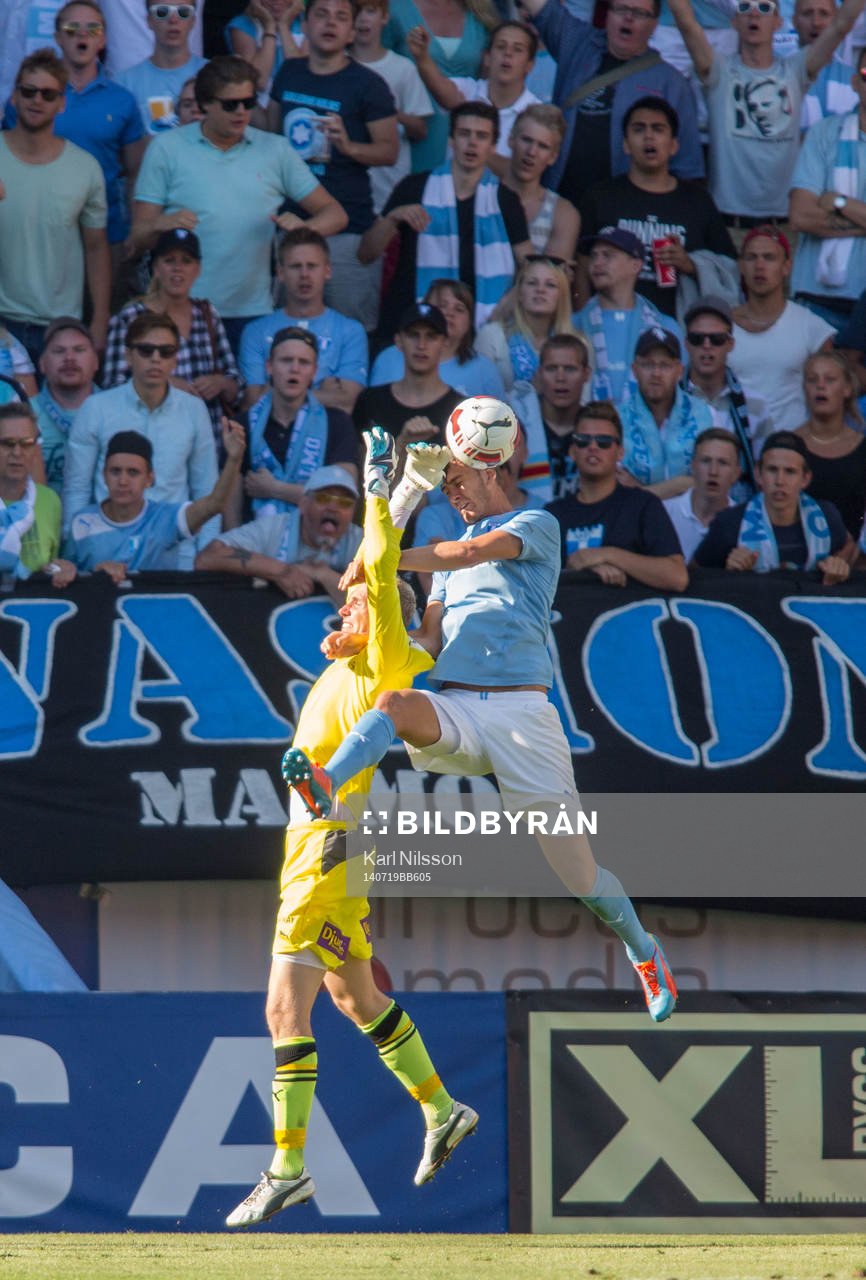 Kalmars målvakt Lars Cramer i en duell med Malmös Johan