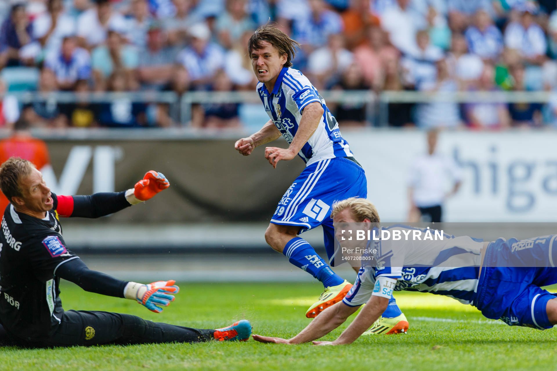 IFK Göteborgs Lasse Vibe gör 1-0 bakom Mjällbys målvakt