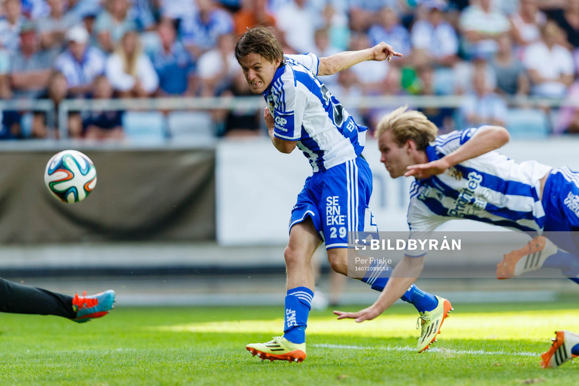 IFK Göteborgs Lasse Vibe gör 1-0 bakom Mjällbys målvakt