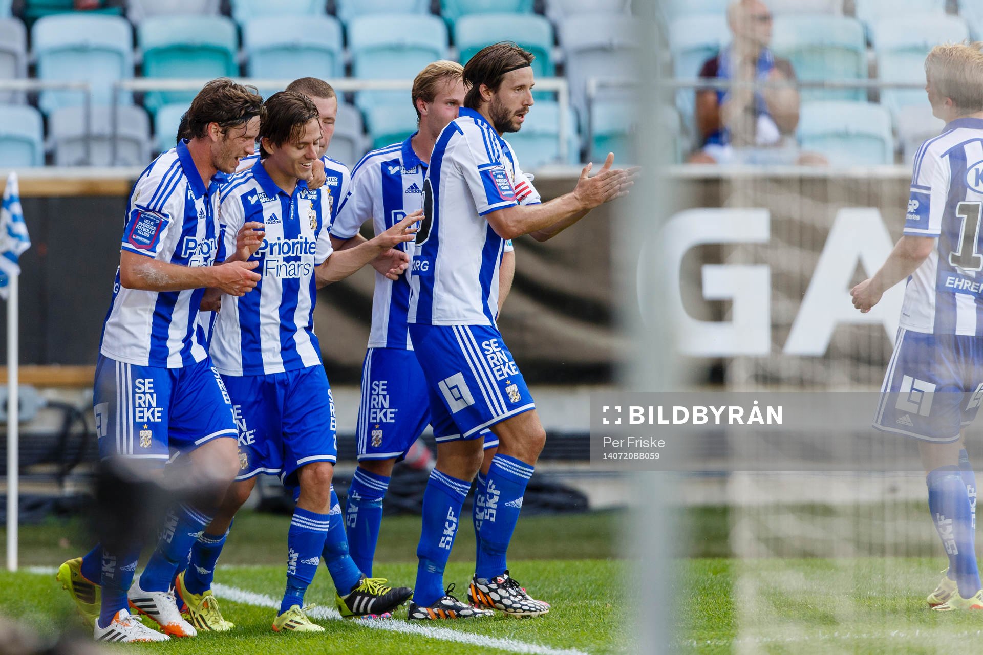 IFK Göteborgs Lasse Vibe jublar och gratuleras av