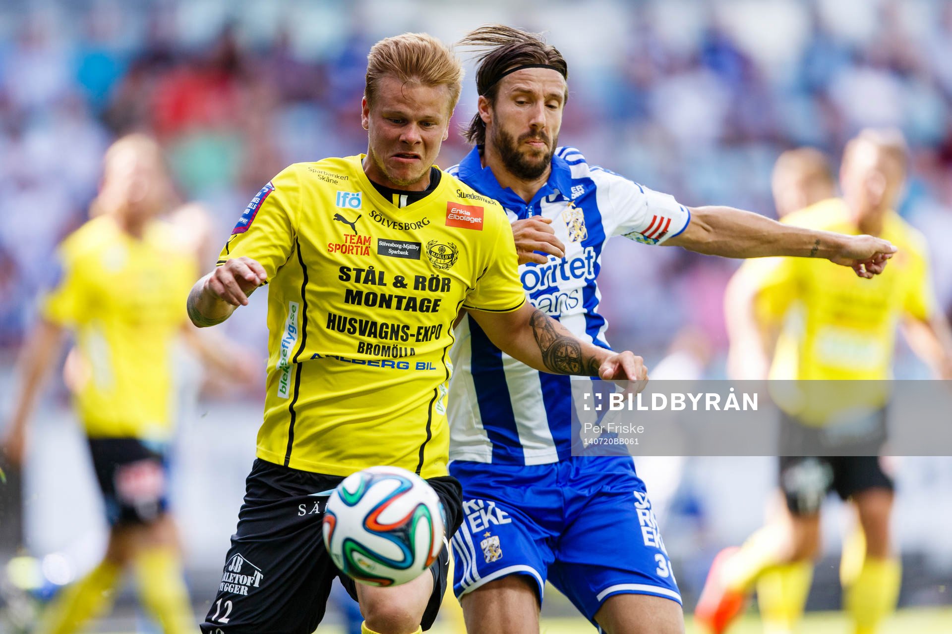 Mjällbys David Löfquist och IFK Göteborgs Mattias Bjärsmyr i kamp om bollen under fotbollsmatchen i Allsvenskan mellan IFK Göteborg och Mjällby den 20 juli 2014 i Göteborg .