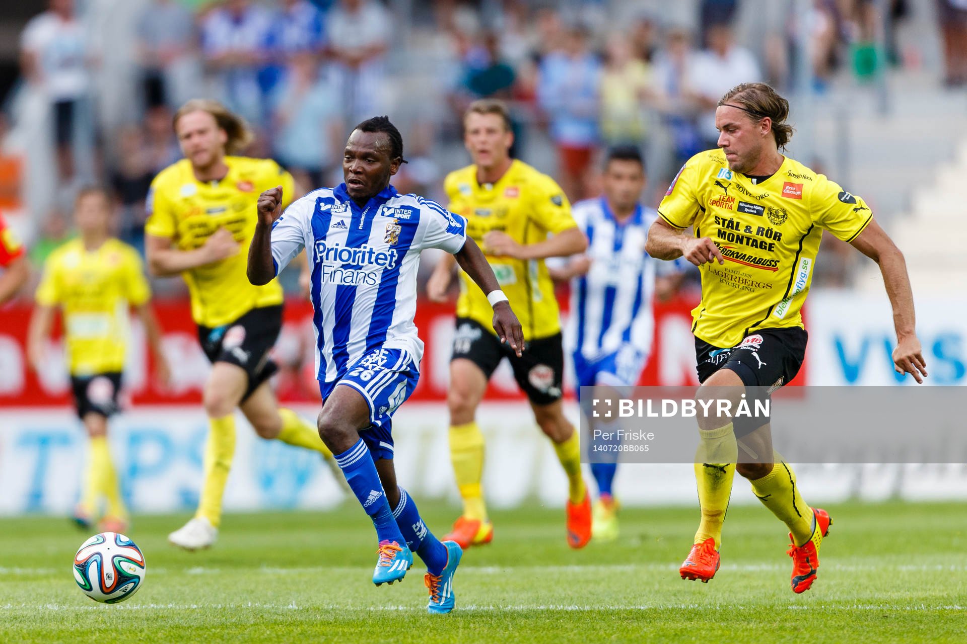 IFK Göteborgs May Mahlangu jagas av Mjällbys Danny Ervik
