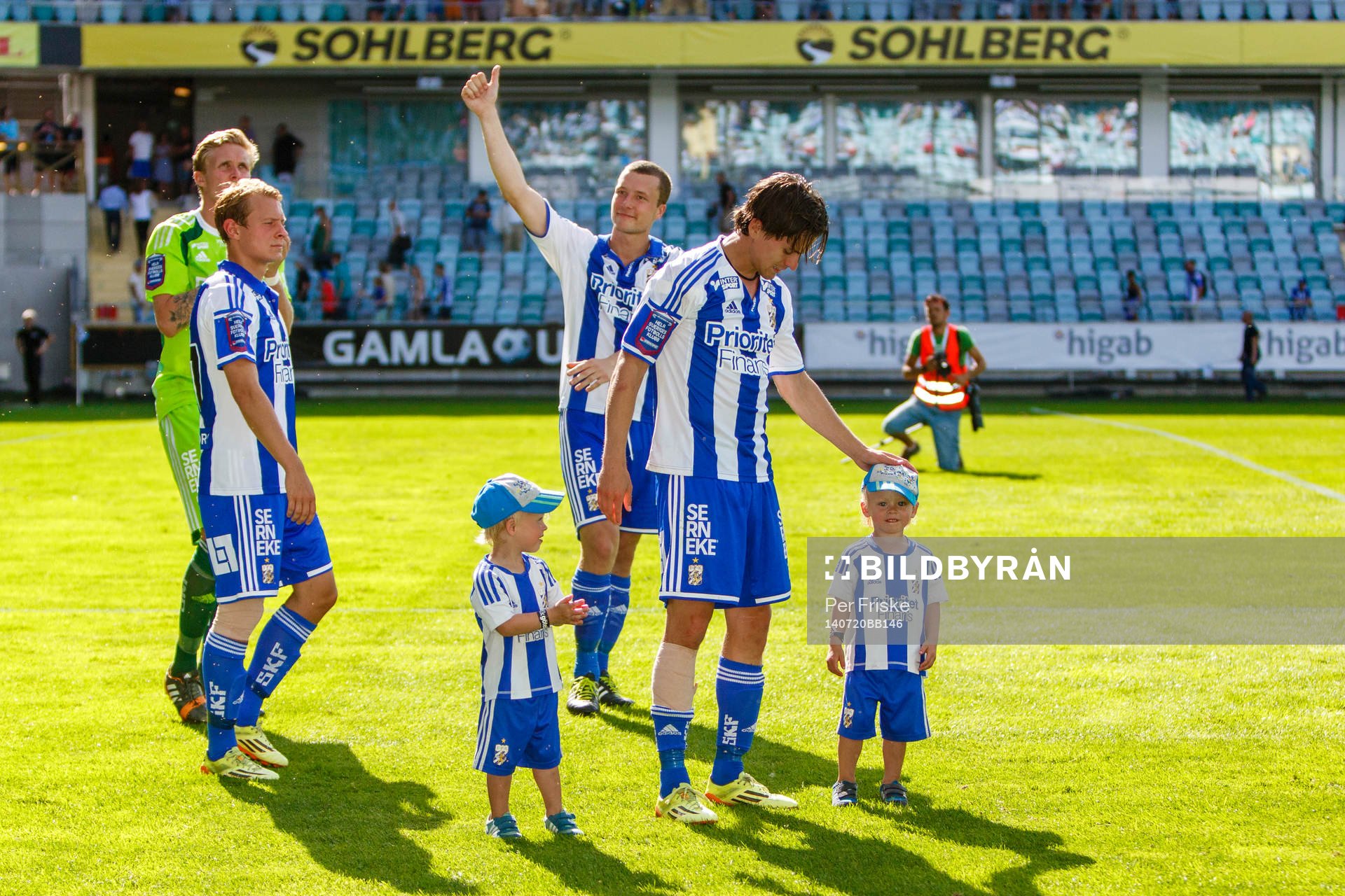 IFK Göteborgs spelare tackar publiken