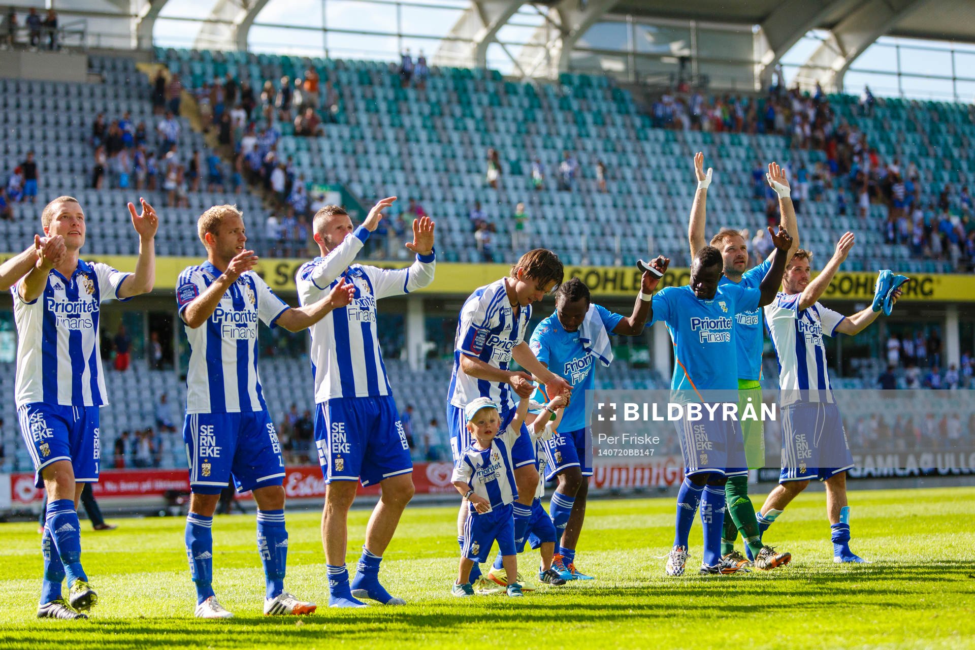 IFK Göteborgs spelare tackar publiken