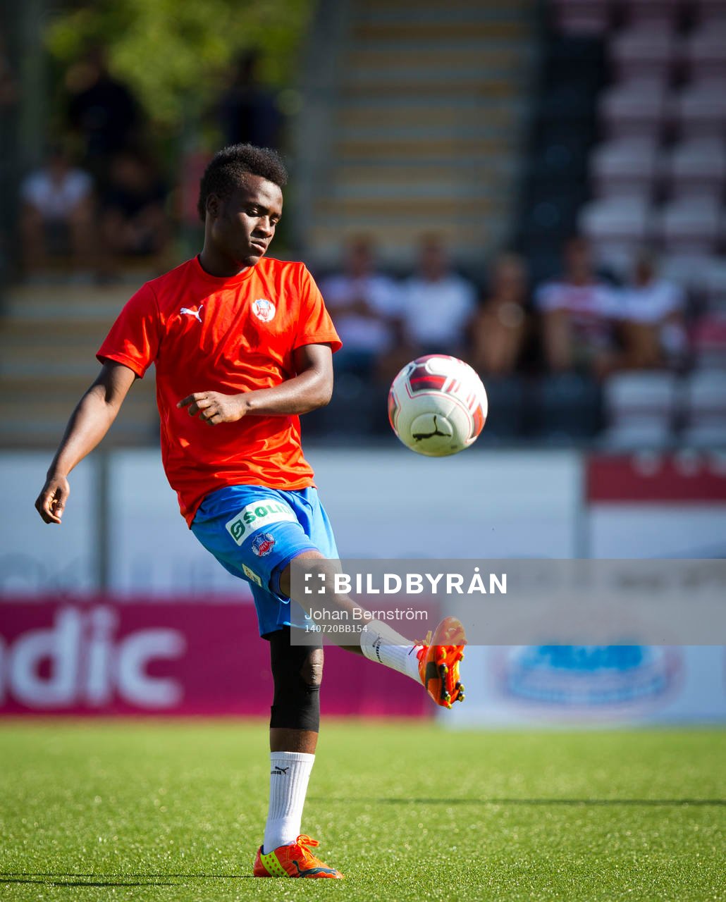 Helsingborgs David Accam värmer upp
