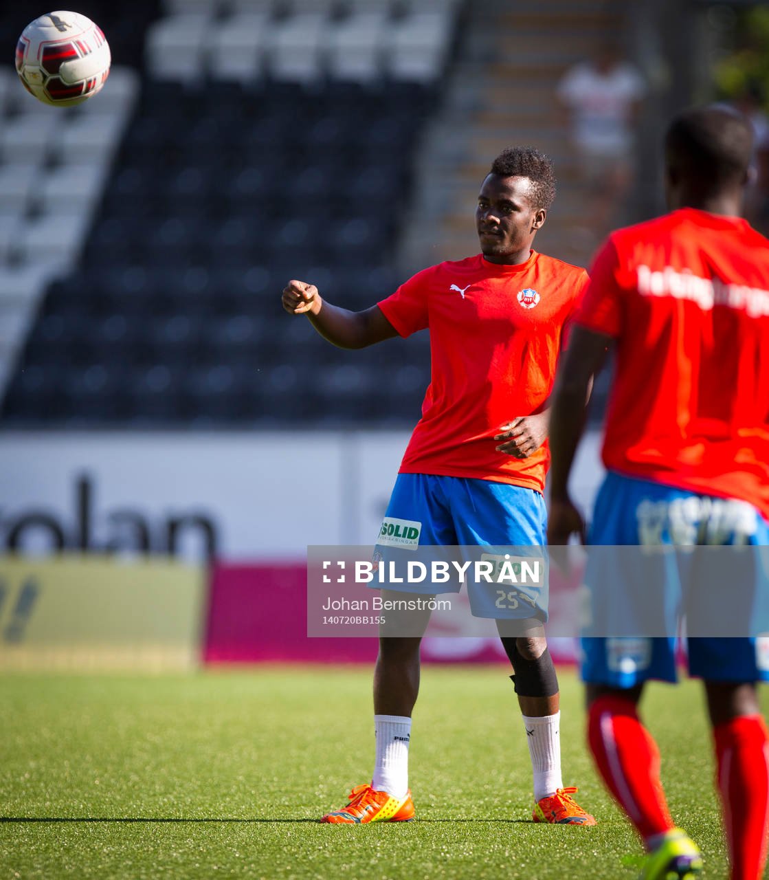 Helsingborgs David Accam värmer upp