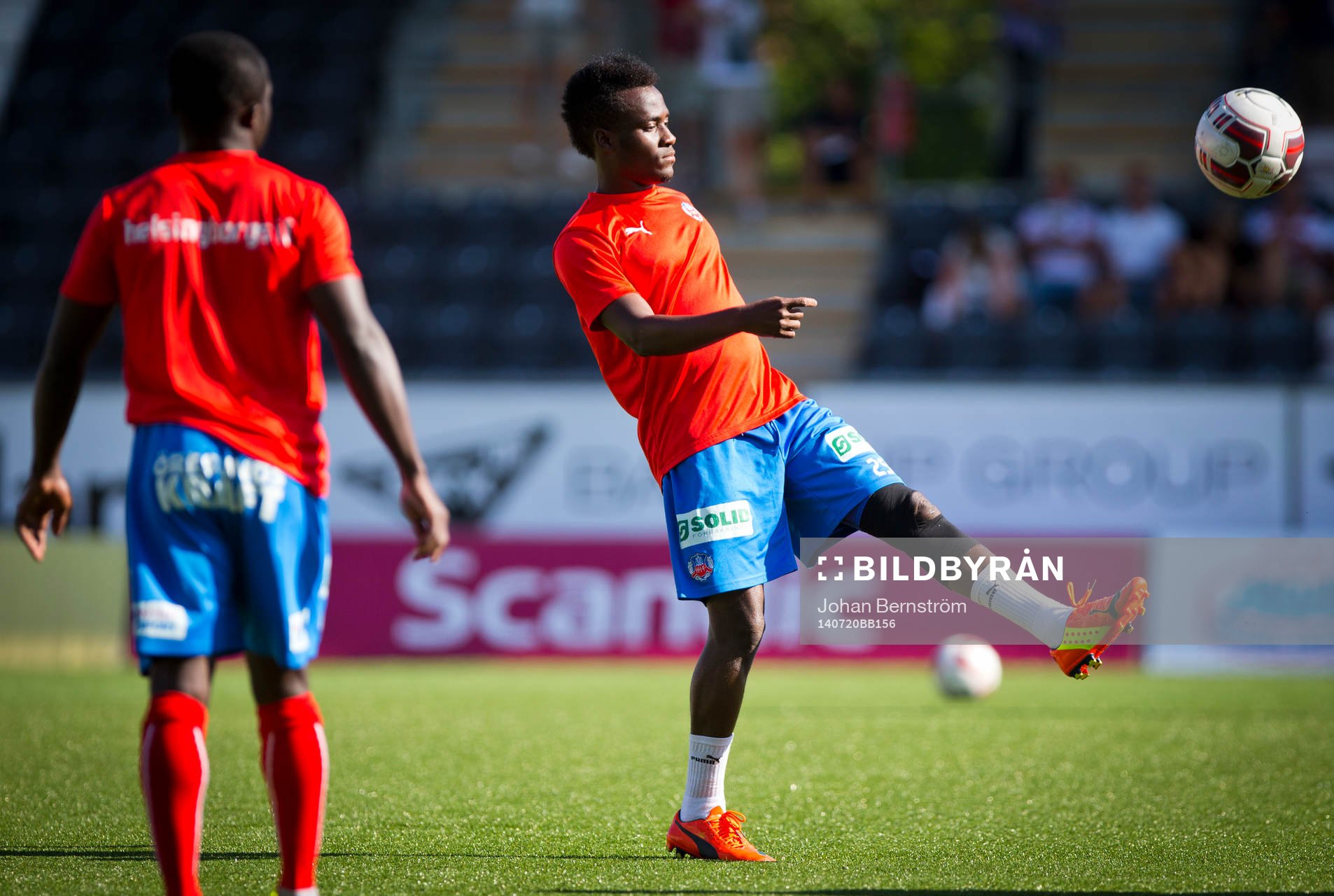 Helsingborgs David Accam värmer upp