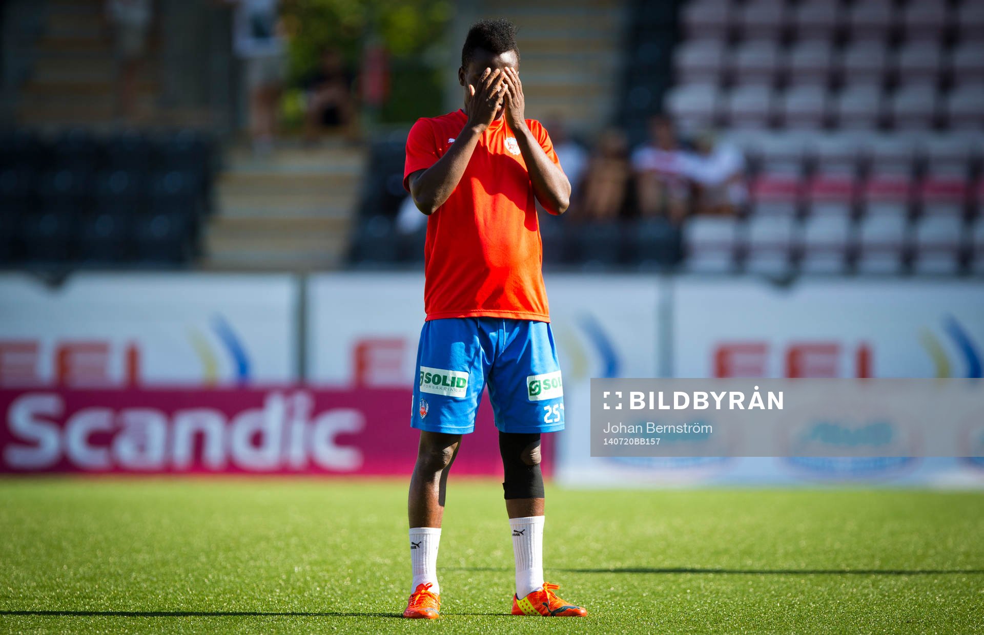 Helsingborgs David Accam värmer upp