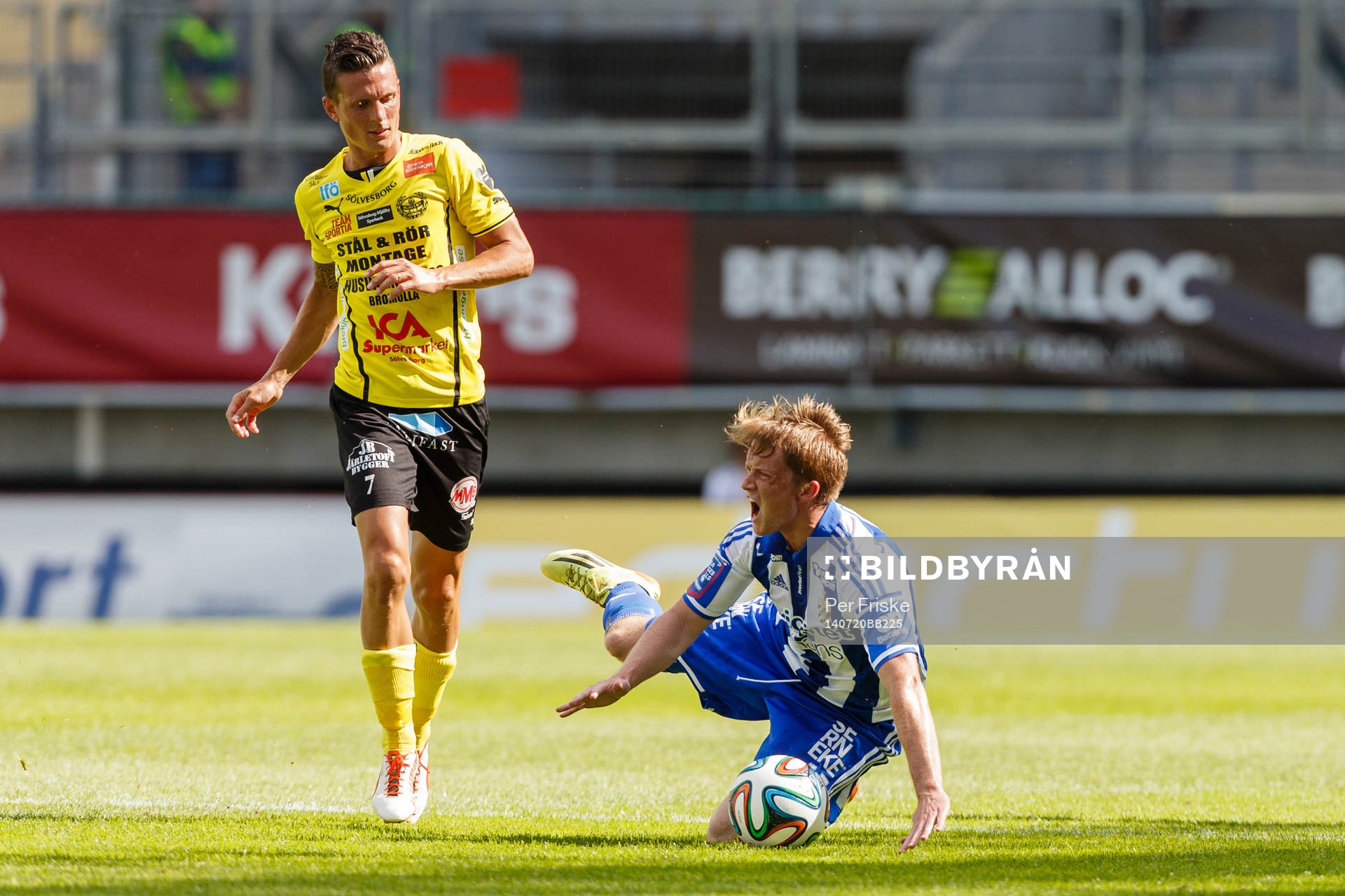 Mjällbys Kristian Haynes och IFK Göteborgs Sam Larsson