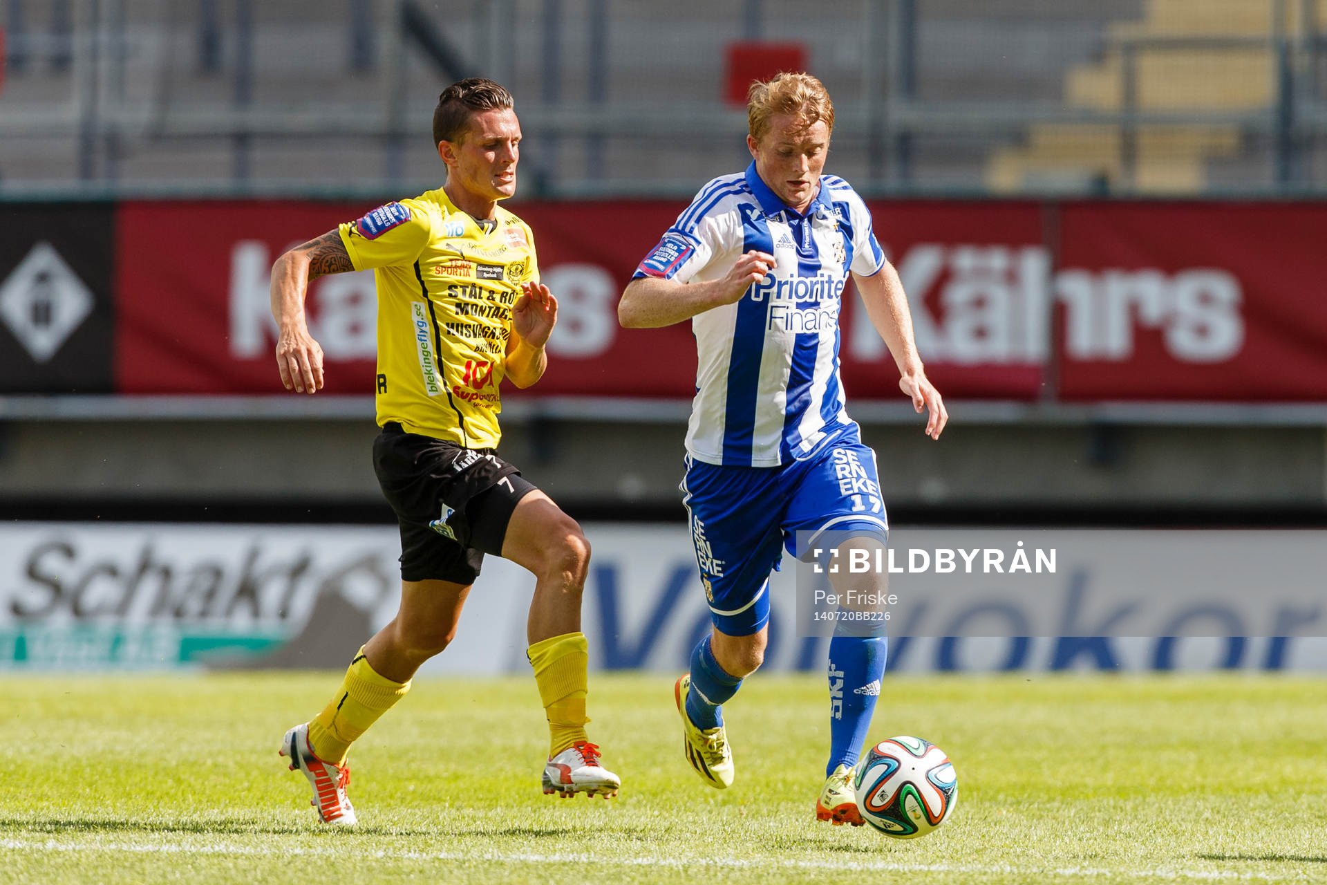 Mjällbys Kristian Haynes och IFK Göteborgs Sam Larsson