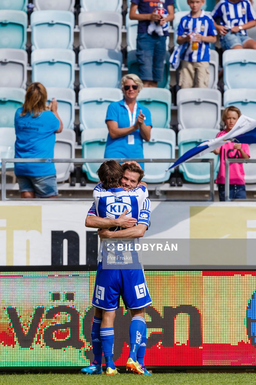 IFK Göteborgs Emil Salomonsson jublar och gratulerar Lasse