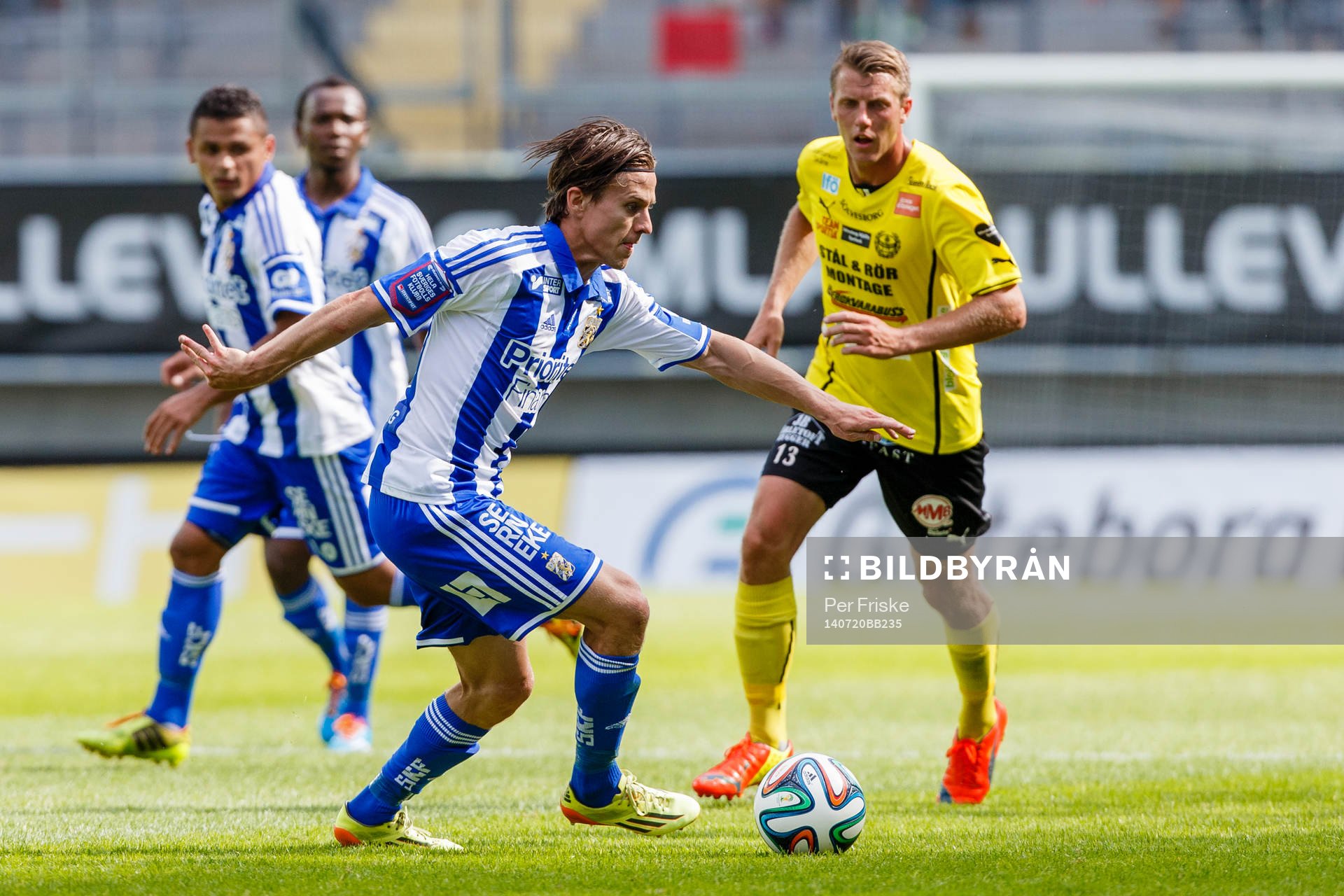 IFK Göteborgs Lasse Vibe och Mjällbys Daniel Nilsson under fotbollsmatchen i Allsvenskan mellan IFK Göteborg och Mjällby den 20 juli 2014 i Göteborg .