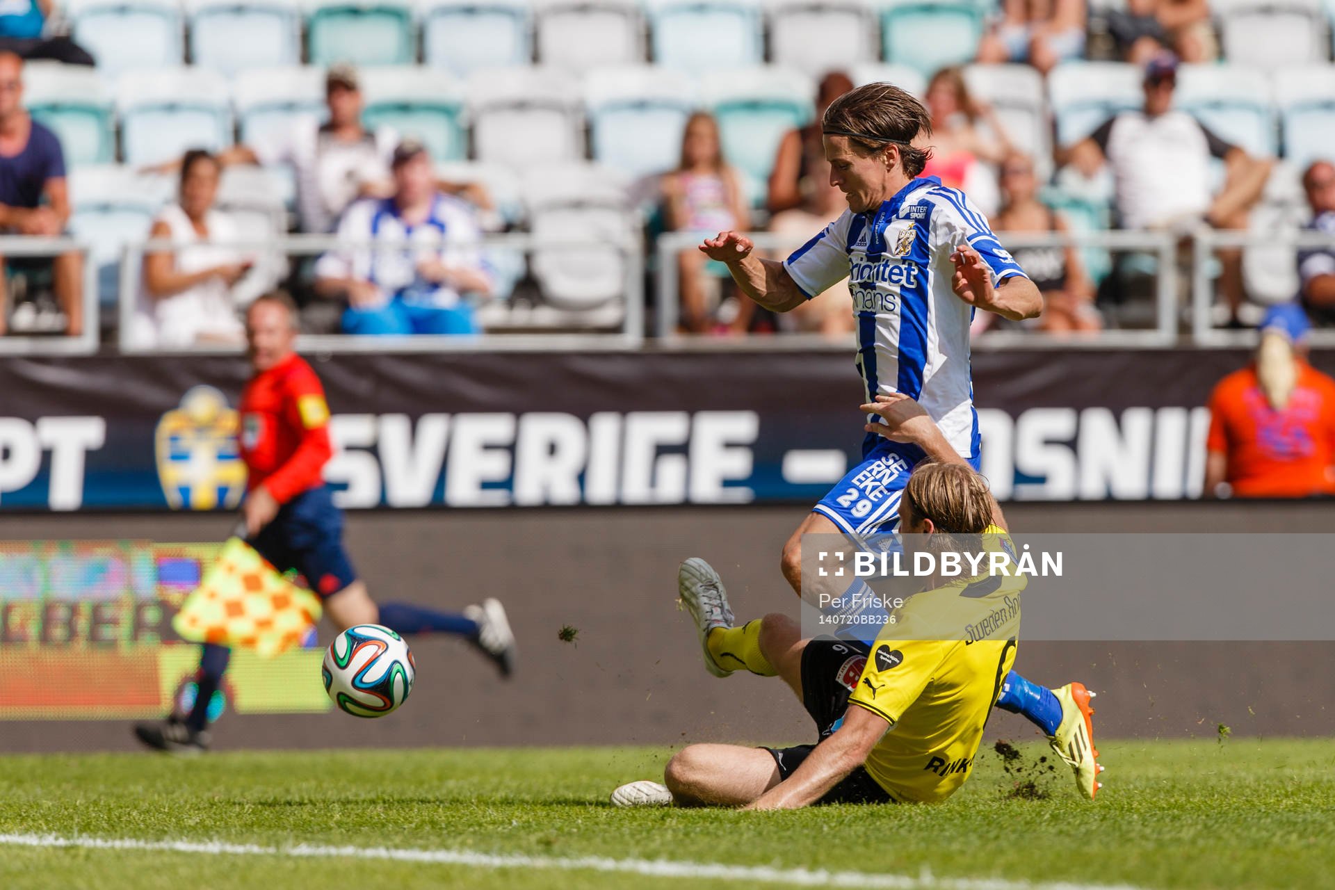IFK Göteborgs Lasse Vibe tar sig förbi Mjällbys Danny