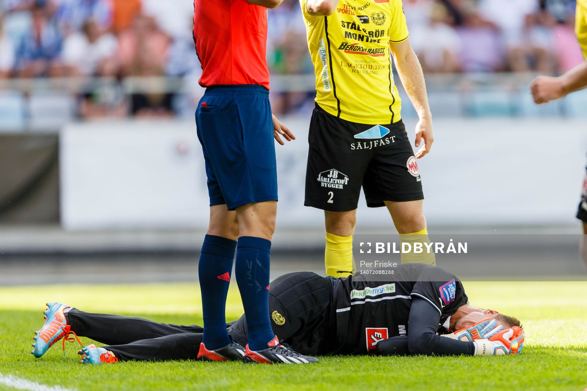 Mjällbys målvakt Mattias Asper ligger skadad på gräset