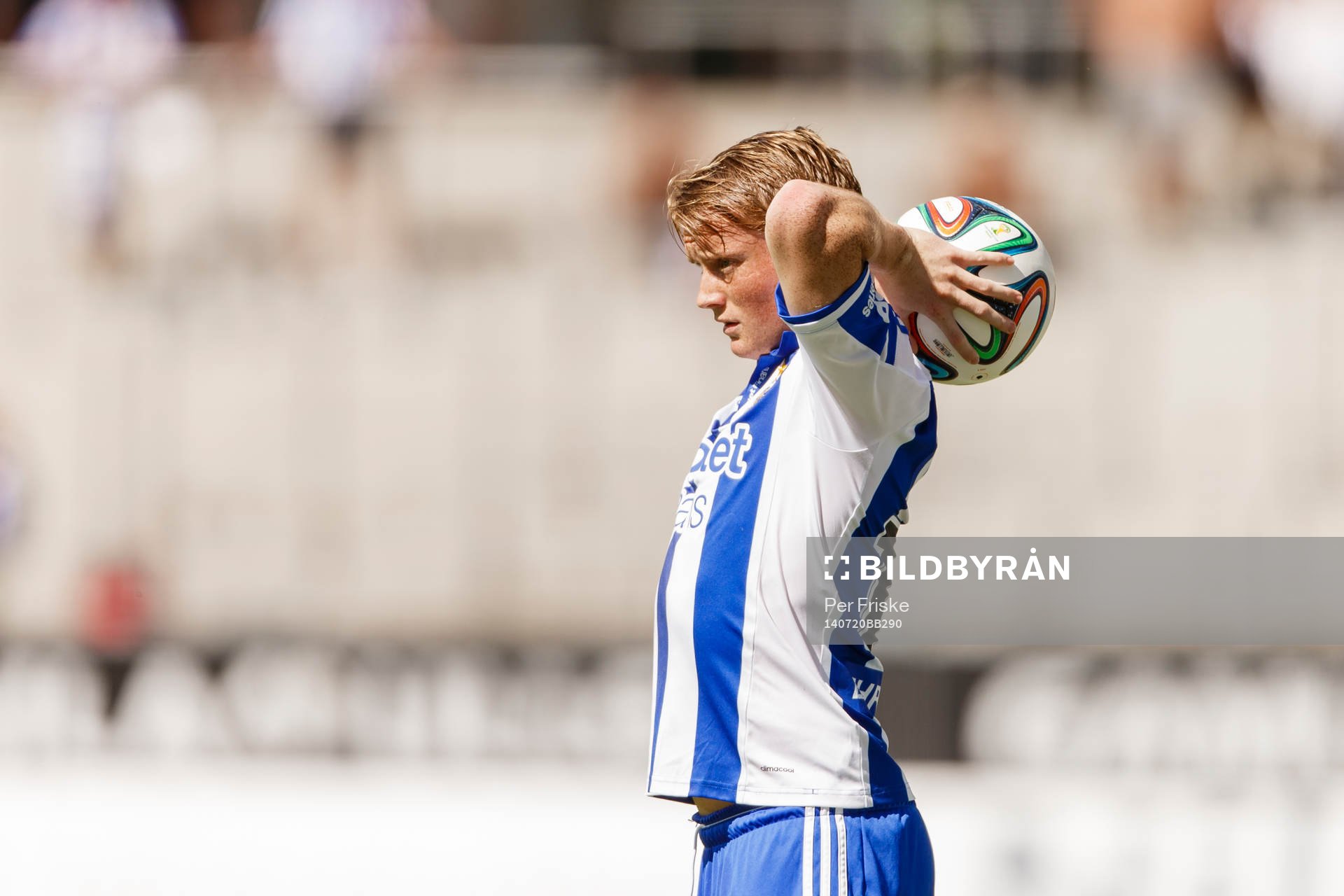 IFK Göteborgs Sam Larsson kastar inkast