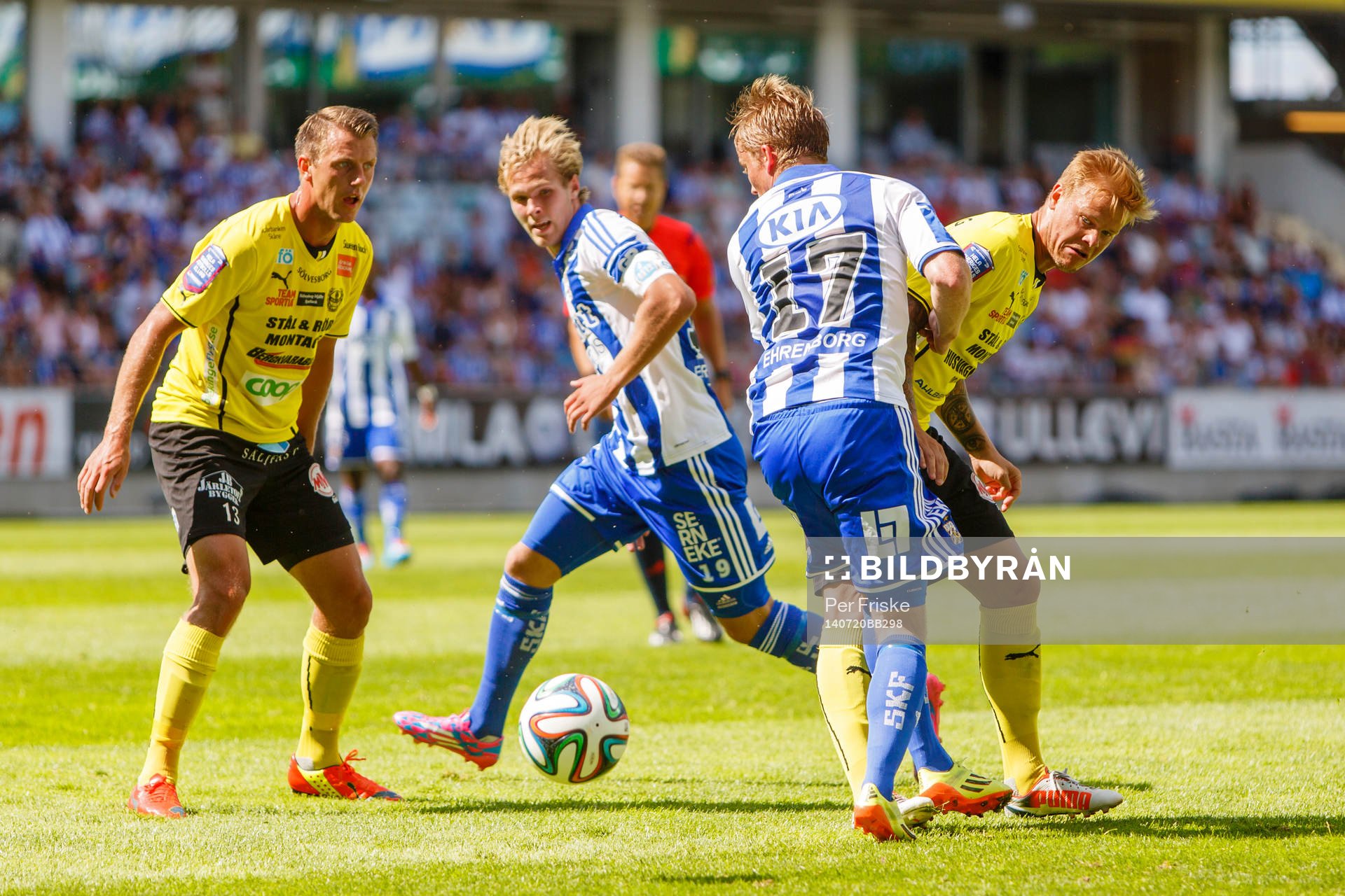 Mjällbys Daniel Nilsson, IFK Göteborgs Gustav Engvall, IFK Göteborgs Sam Larsson och Mjällbys David Löfquist i kamp om bollen under fotbollsmatchen i Allsvenskan mellan IFK Göteborg och Mjällby den 20 juli 2014 i Göteborg .