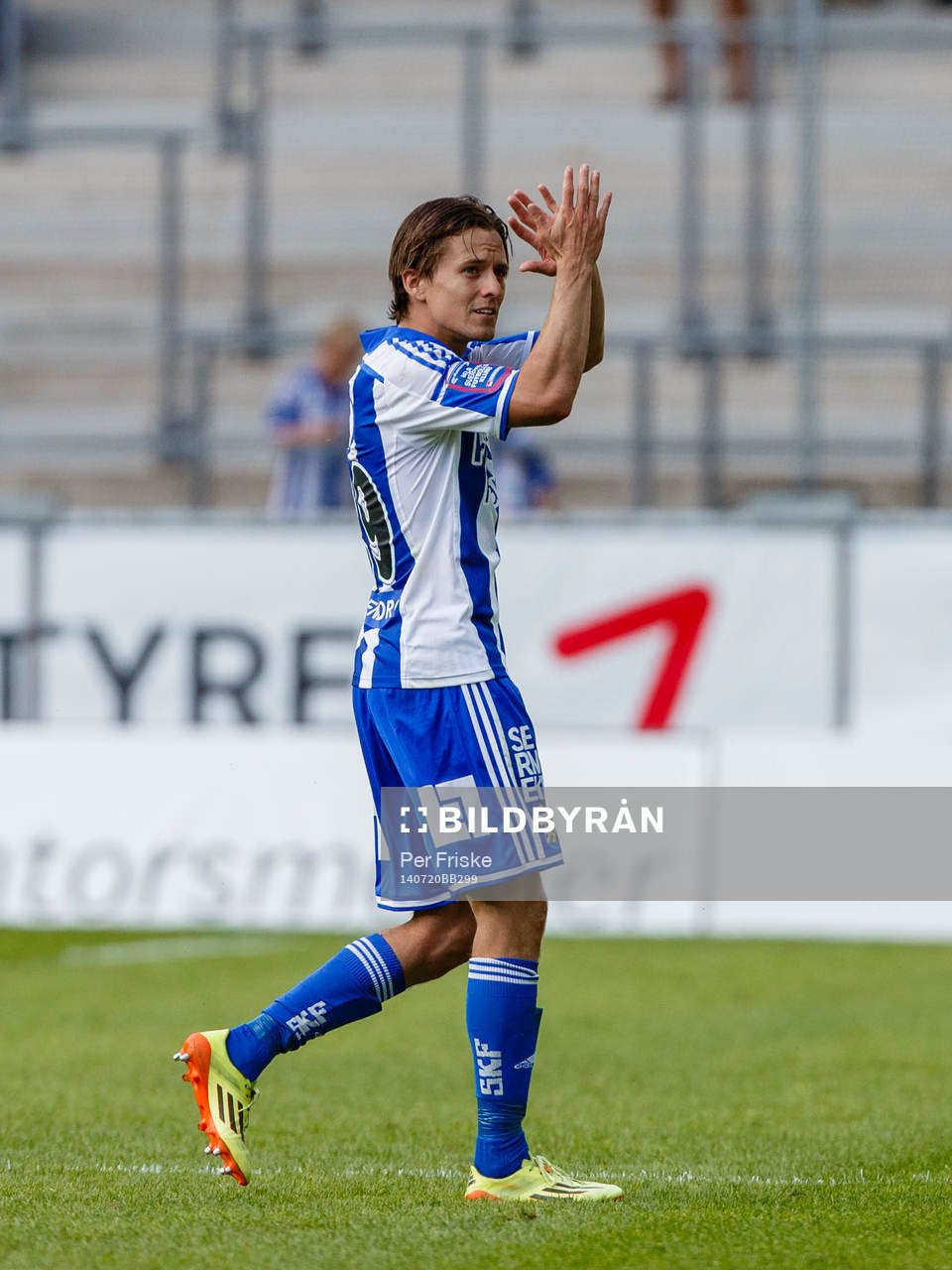 IFK Göteborgs Lasse Vibe tackar publiken när han lämnar