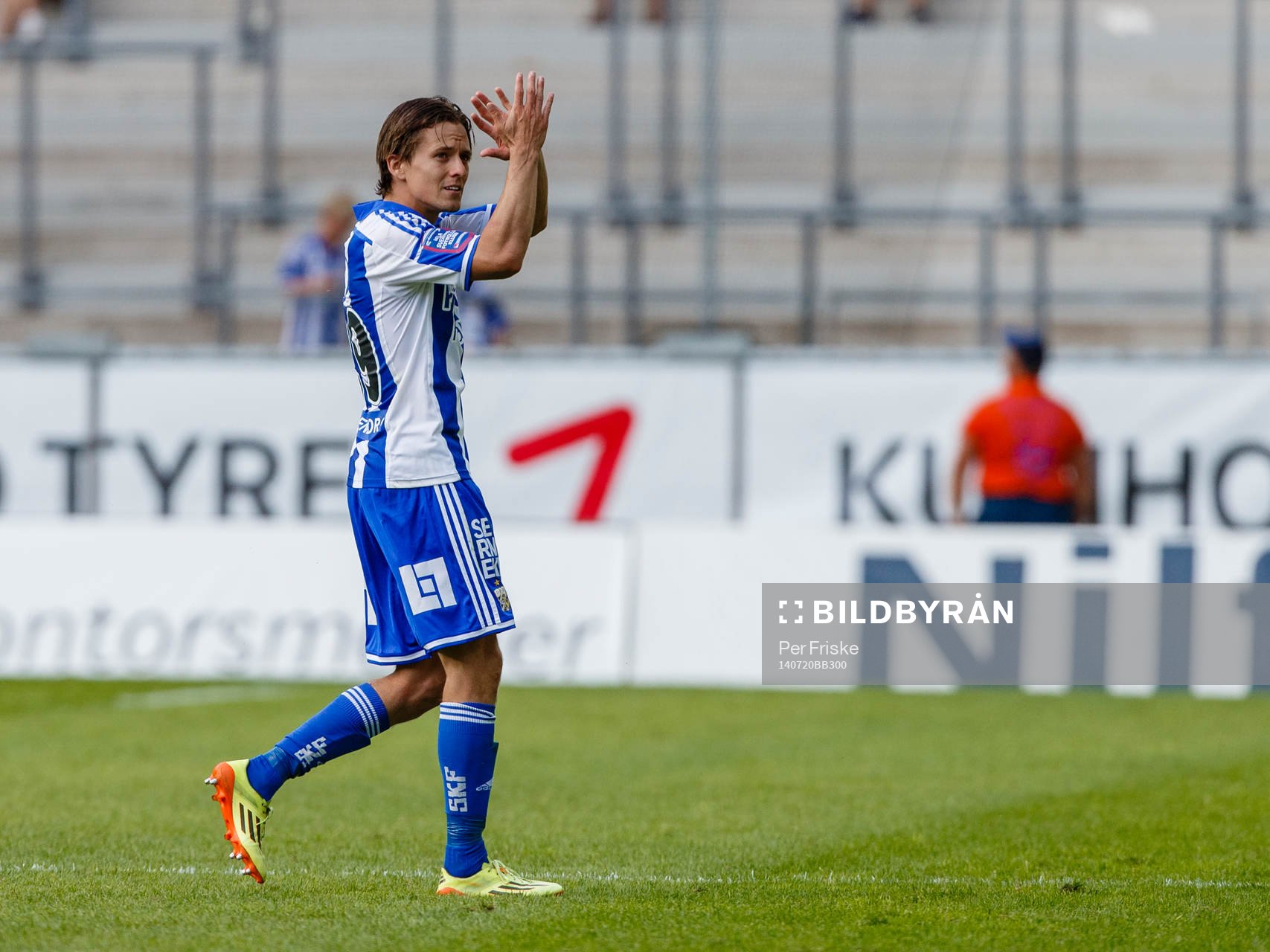 IFK Göteborgs Lasse Vibe tackar publiken när han lämnar