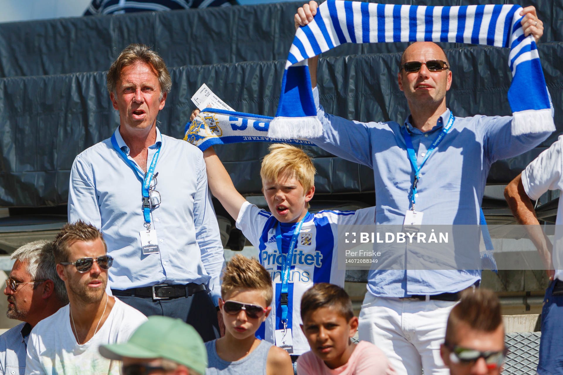 Förre IFK-tränaren Roger Gustafsson (tv) sjunger med under inmarschen innan fotbollsmatchen i Allsvenskan mellan IFK Göteborg och Mjällby den 20 juli 2014 i Göteborg .
