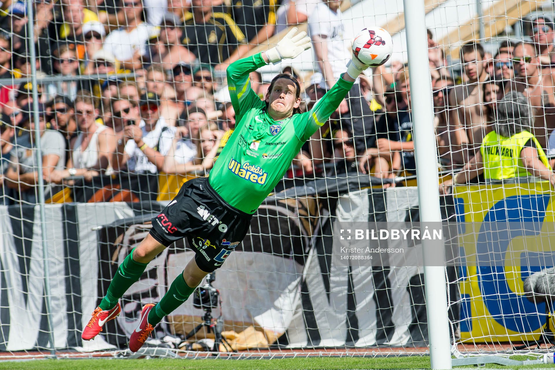Falkenbergs målvakt Otto Martler räddar en frispark under fotbollsbollmatchen i allsvenskan mellan Falkenberg och AIK den 20 juli 2014 i Falkenberg.