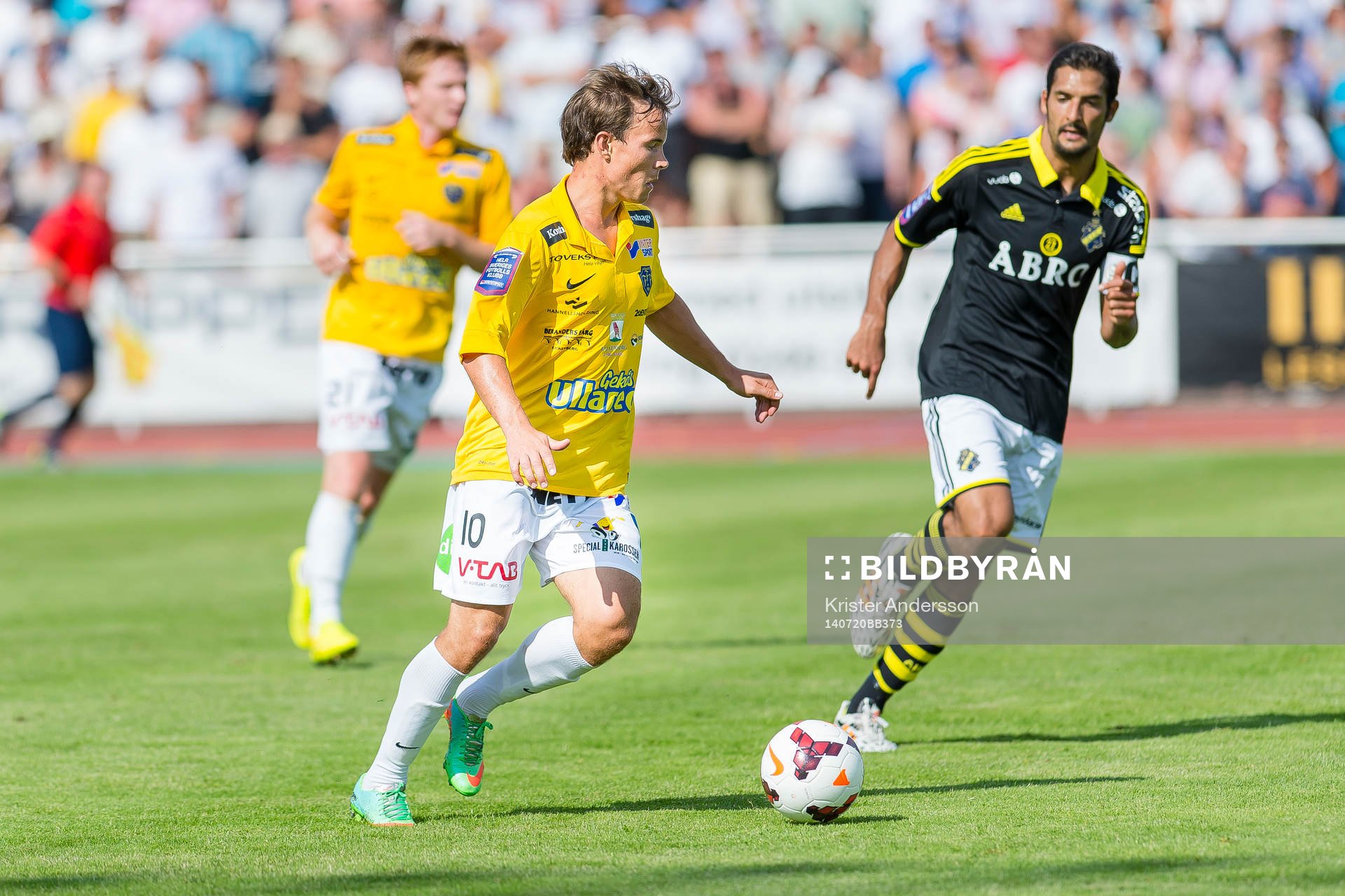 Falkenbergs Anton Wede jagas av AIK:s Celso Borges under fotbollsbollmatchen i allsvenskan mellan Falkenberg och AIK den 20 juli 2014 i Falkenberg.