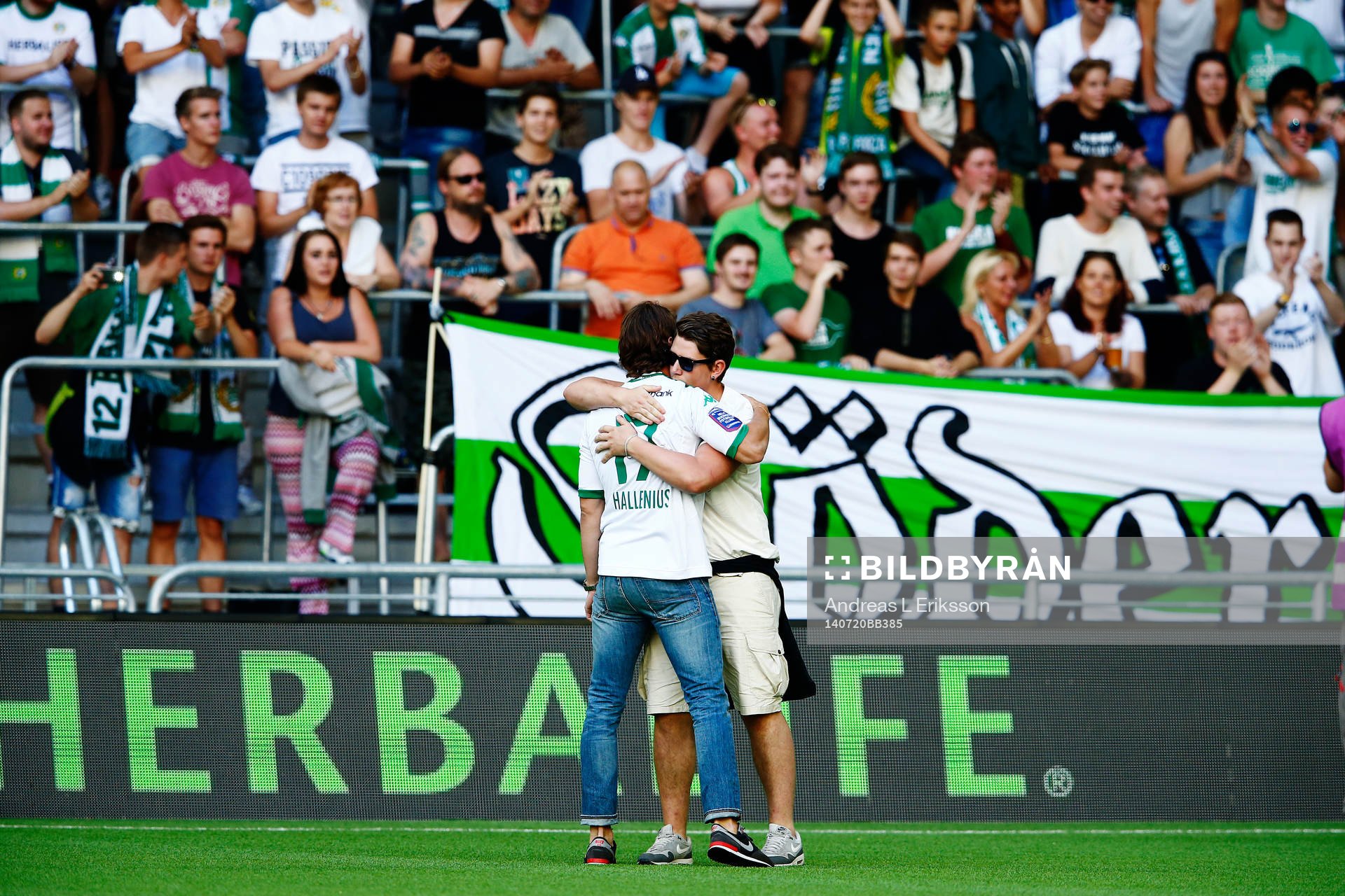 En supporter tar sig in på planen och kramar om Hammarbys