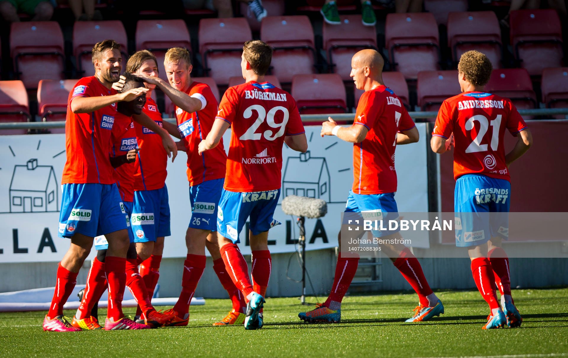 Helsingborgs David Accam gör 1-0 och jublar